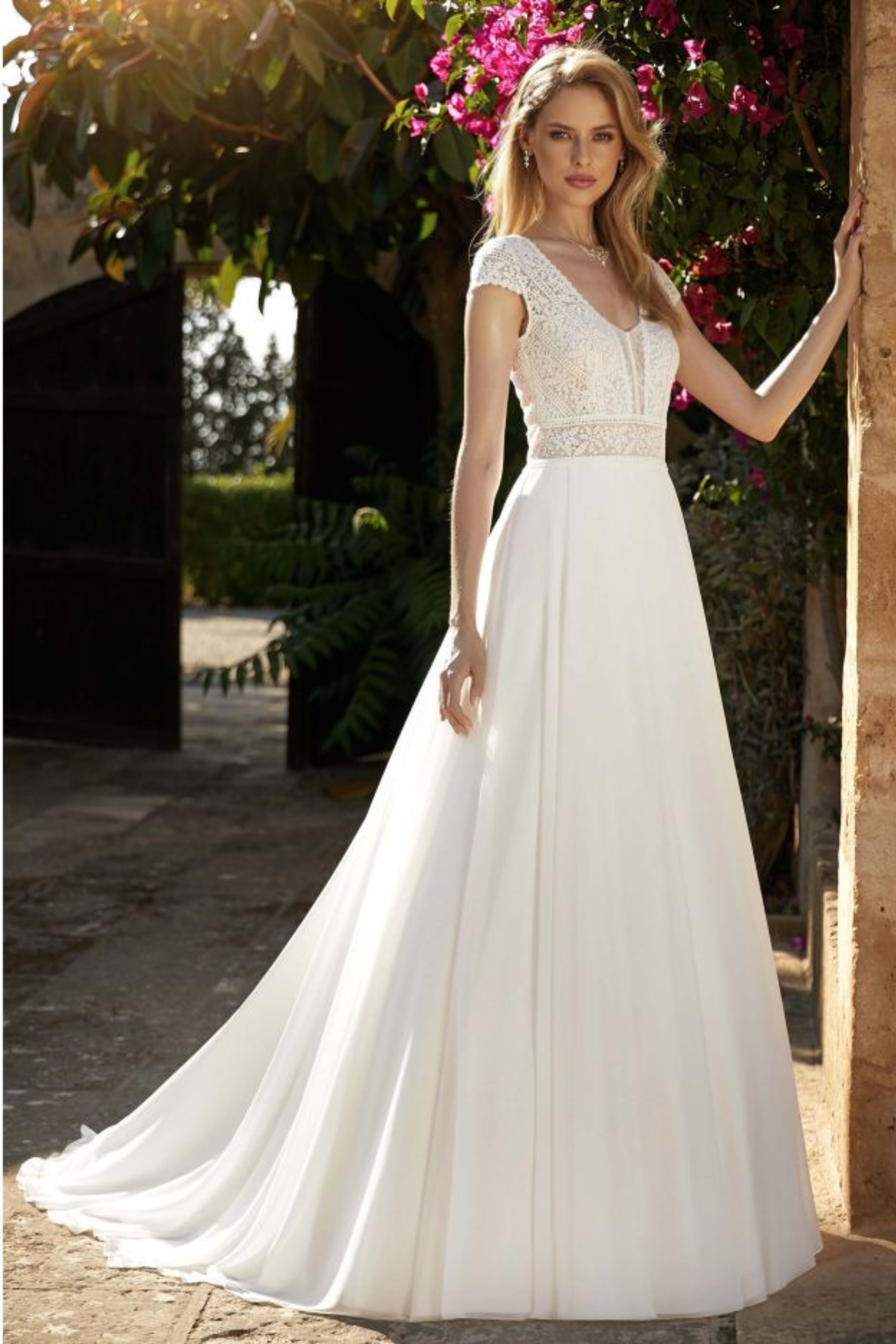 Brautkleid A-003 Lena A-Linie V-Ausschnitt kurze Ärmel