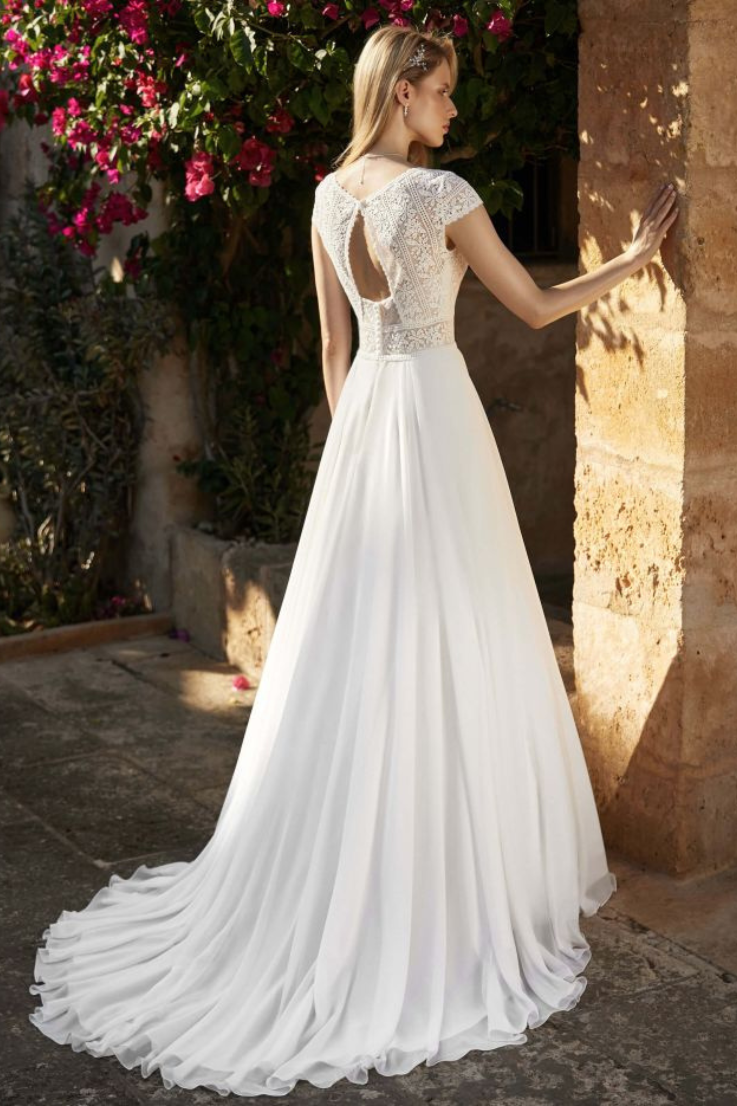 Brautkleid A-003 Lena Rückenansicht offener Rücken Schlüsselloch Spitze