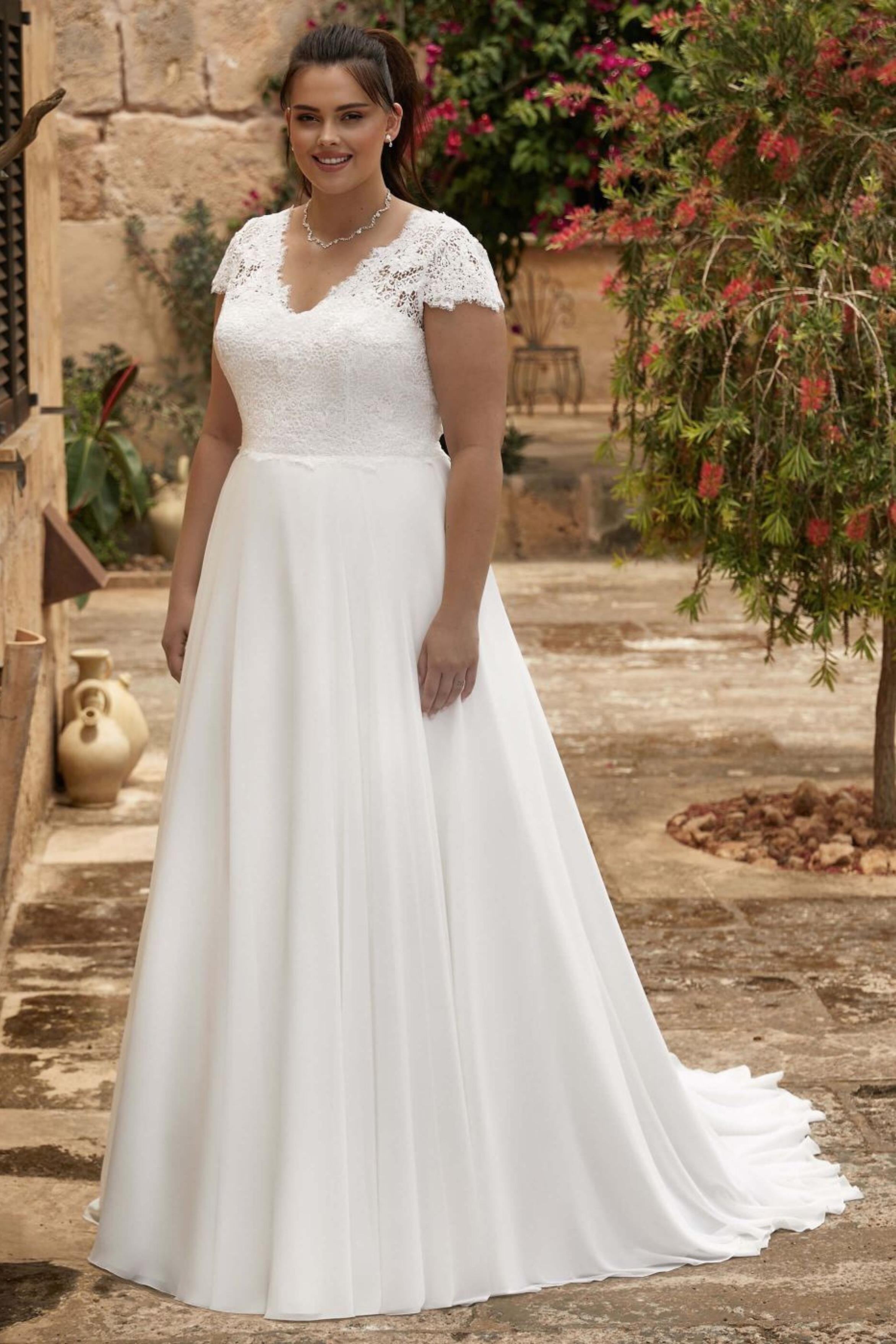 Brautkleid A-023 Graceful Radiance Curvy A-Linie V-Ausschnitt Spitze