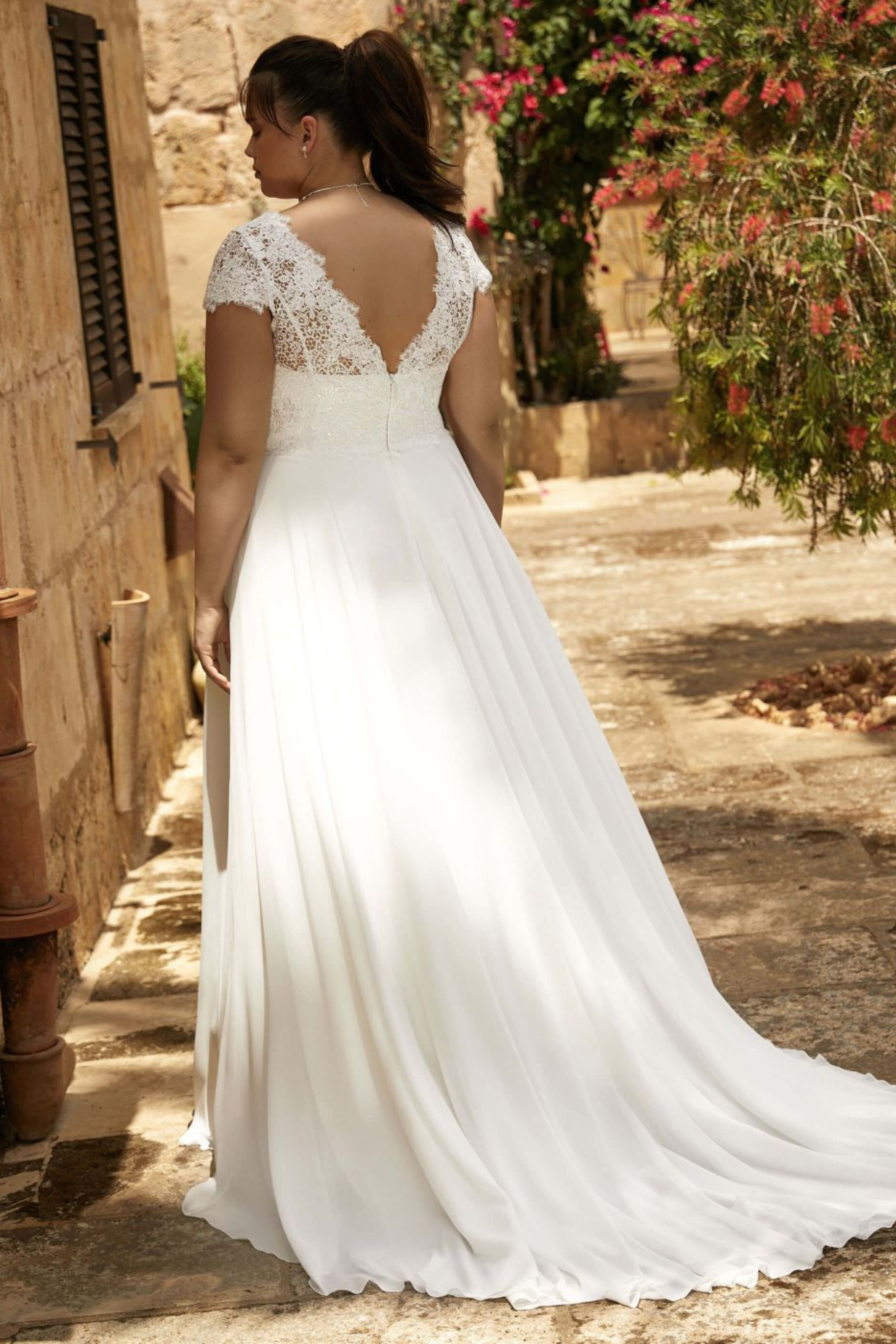 Brautkleid A-023 Graceful Radiance Rückenansicht tiefer V-Rücken Spitze