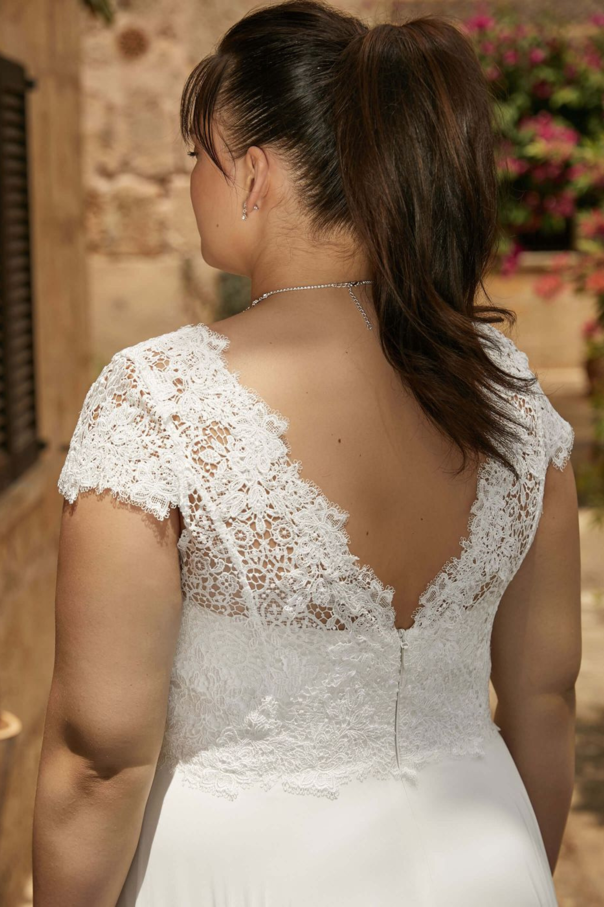 Nahaufnahme Brautkleid A-023 Graceful Radiance Rückenansicht tiefer V-Rücken