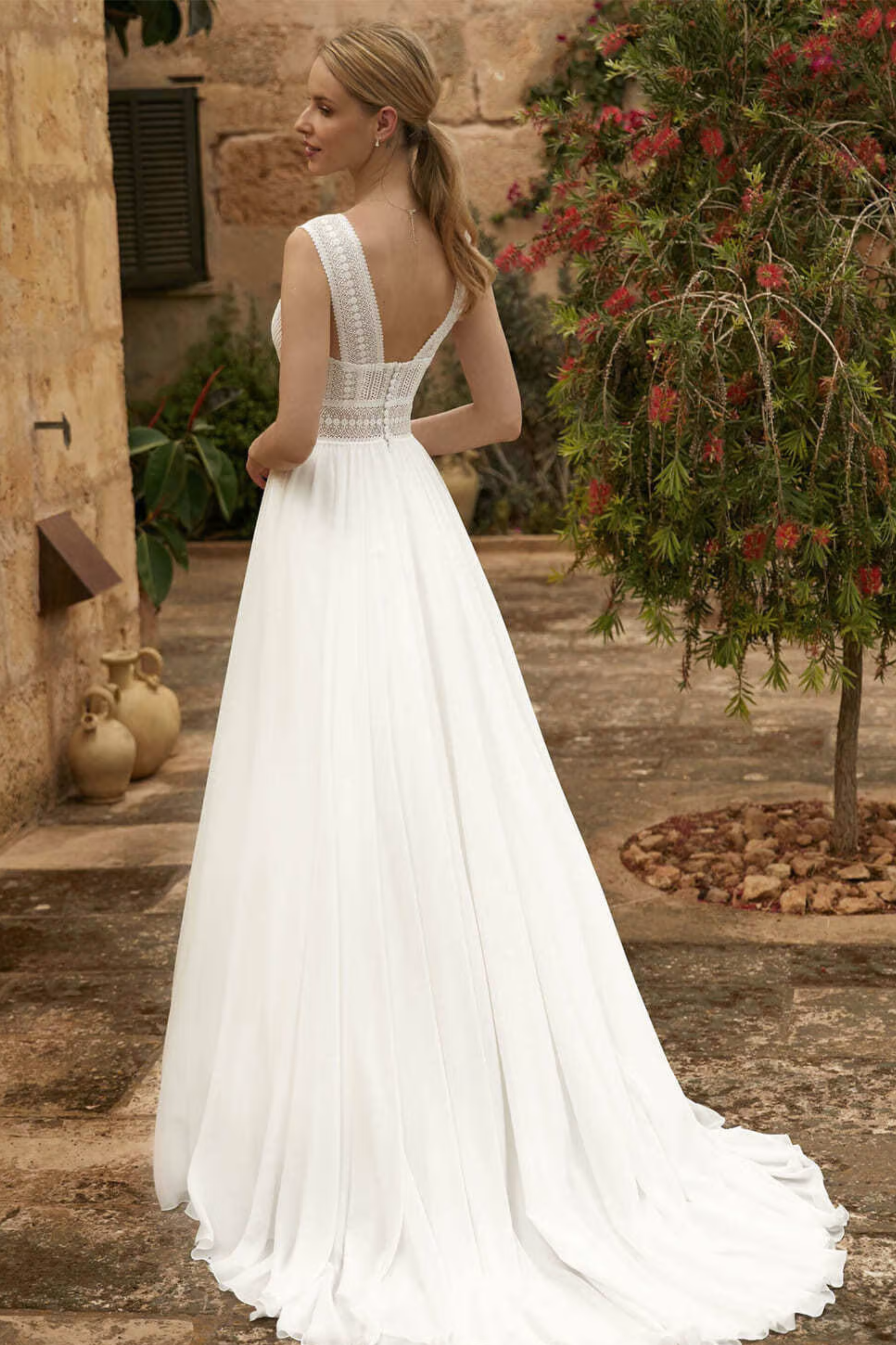 Brautkleid A-047 Rückenansicht offener V-Rücken, A-Linie