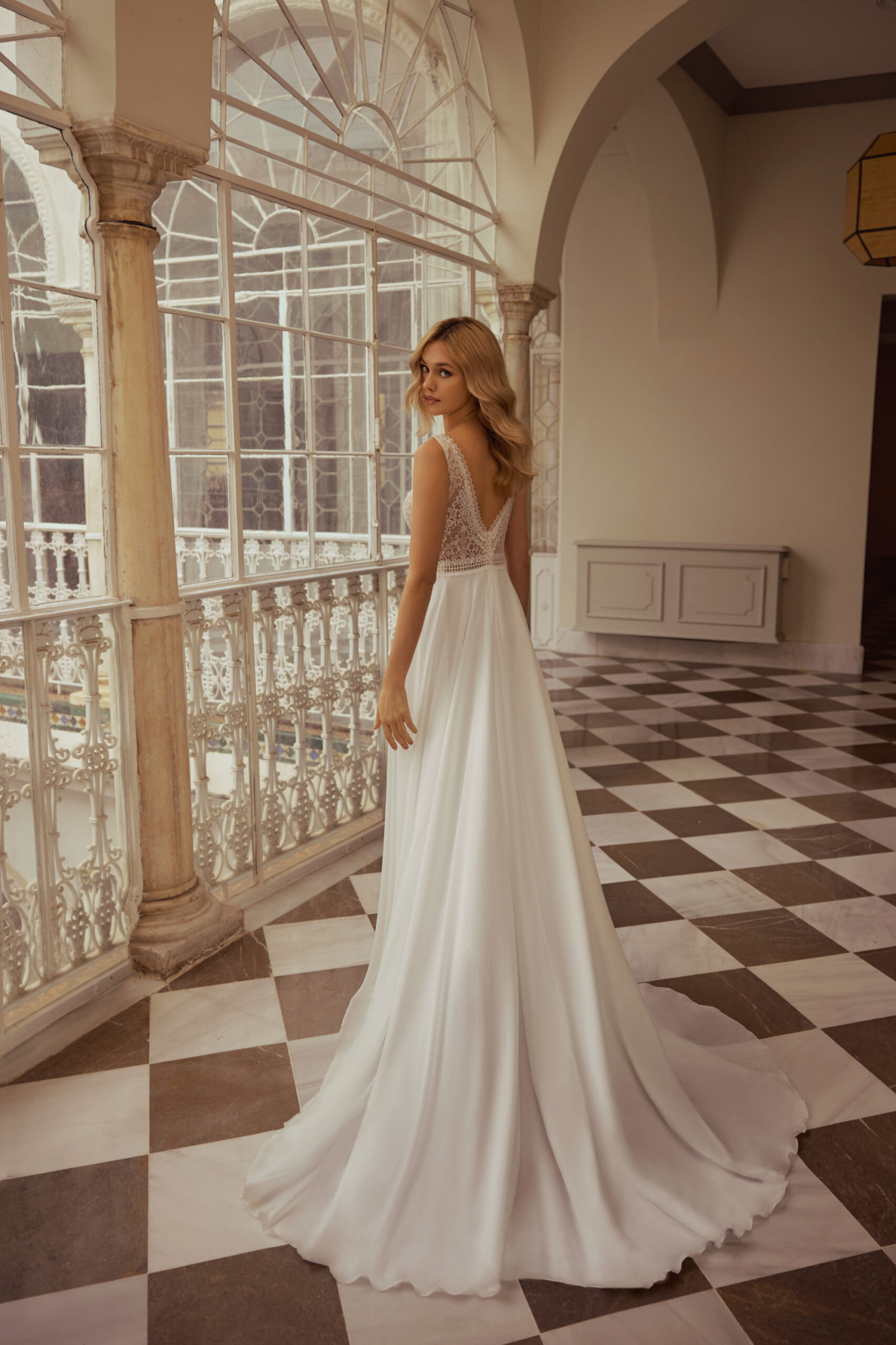 Brautkleid A-027 Rückenansicht tiefer Rücken Schleppe