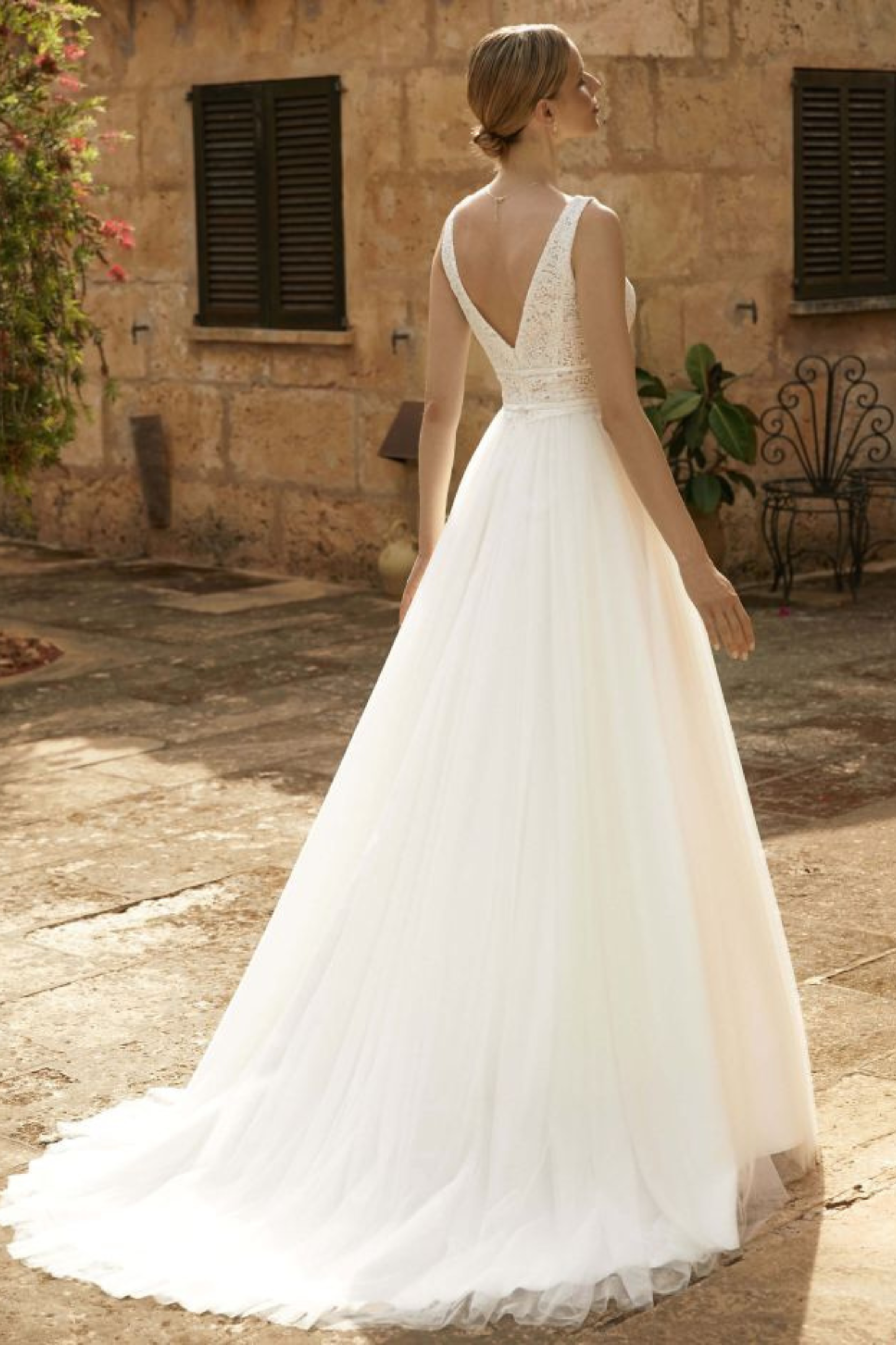 Brautkleid A-029 Rückenansicht tiefer V-Rücken Knopfleiste