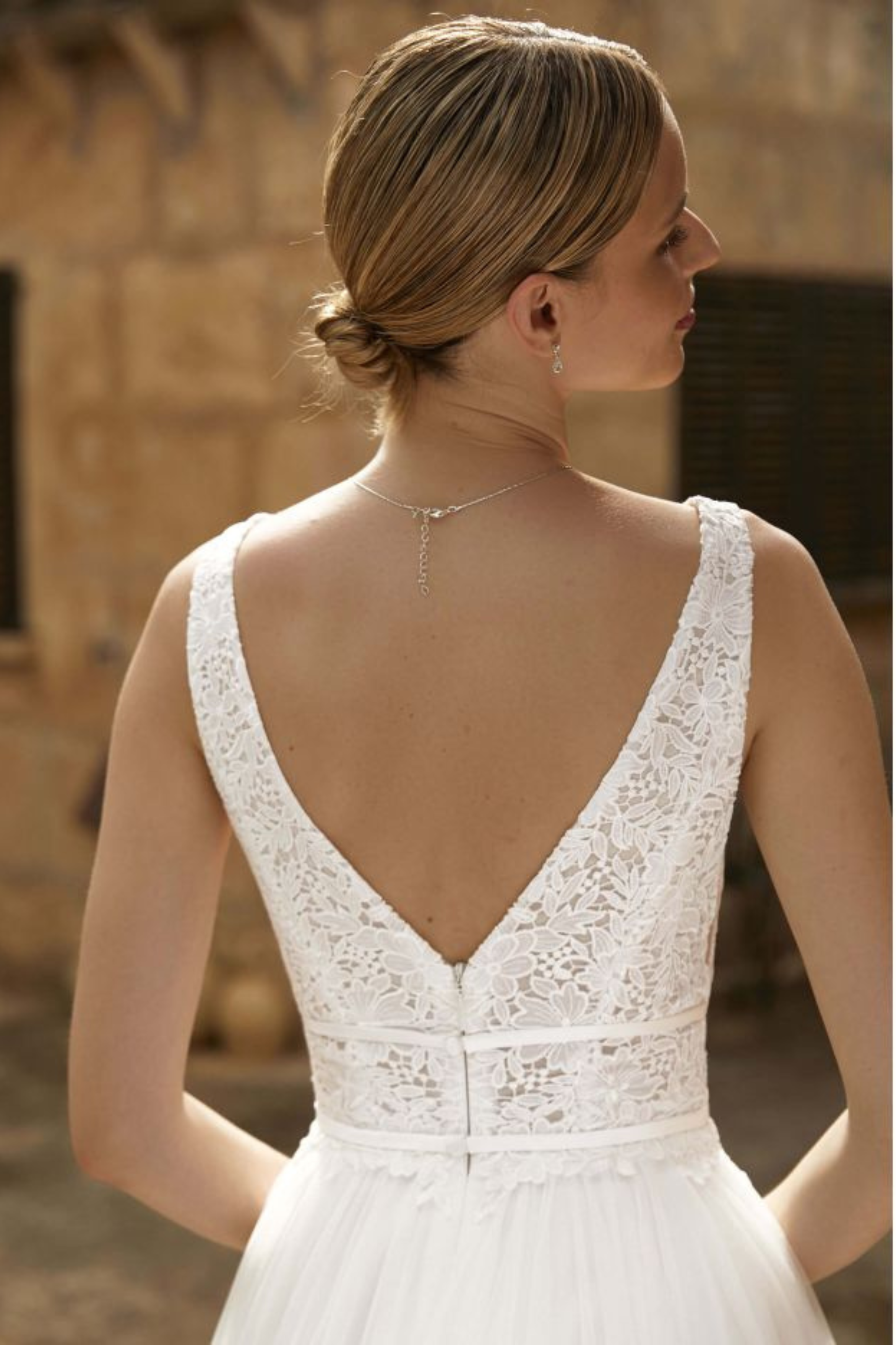 Nahaufnahme Rückenansicht tiefer V-Rücken Knopfleiste