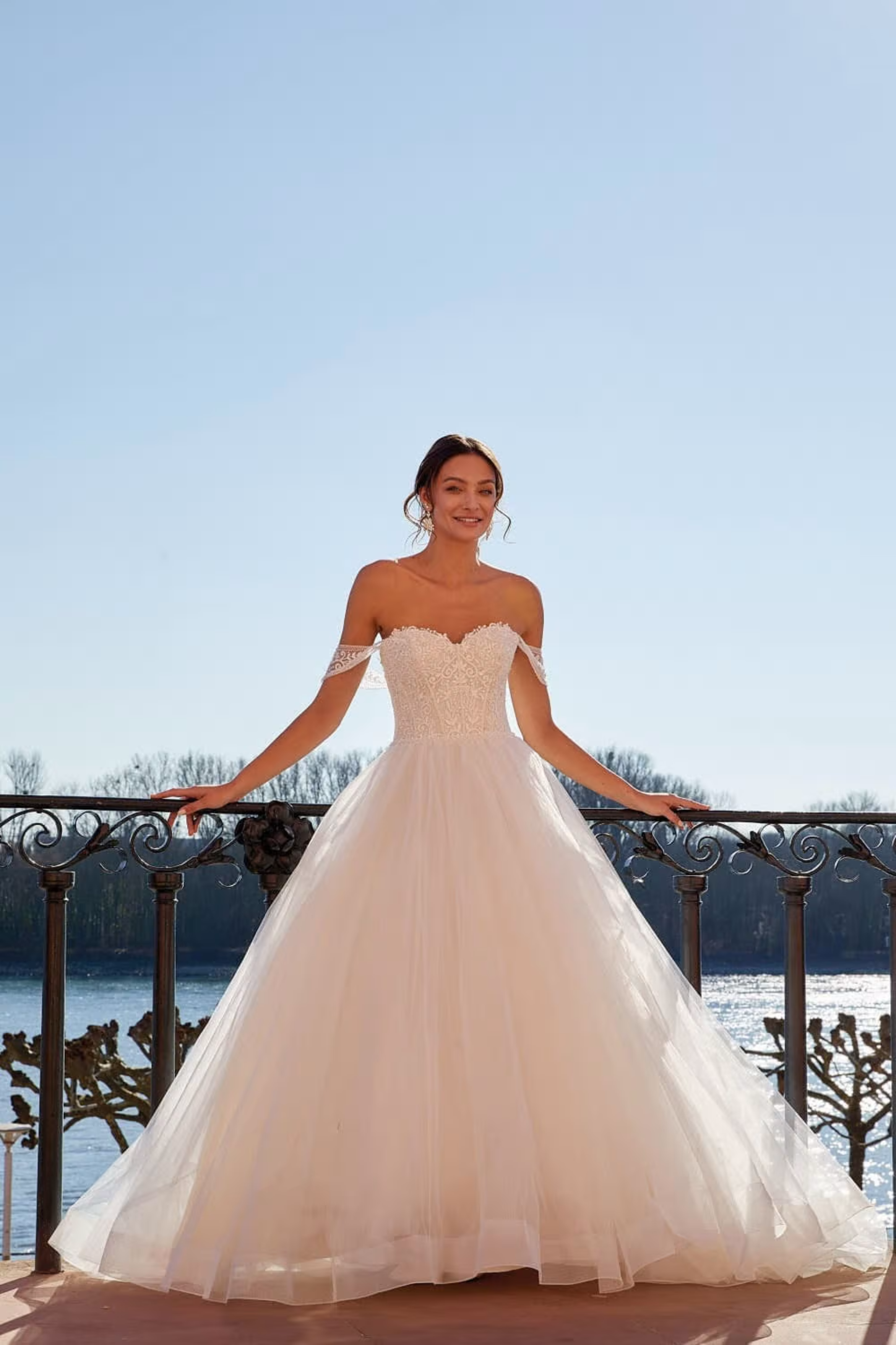 Brautkleid A-035 Prinzessin schulterfrei Tüllrock