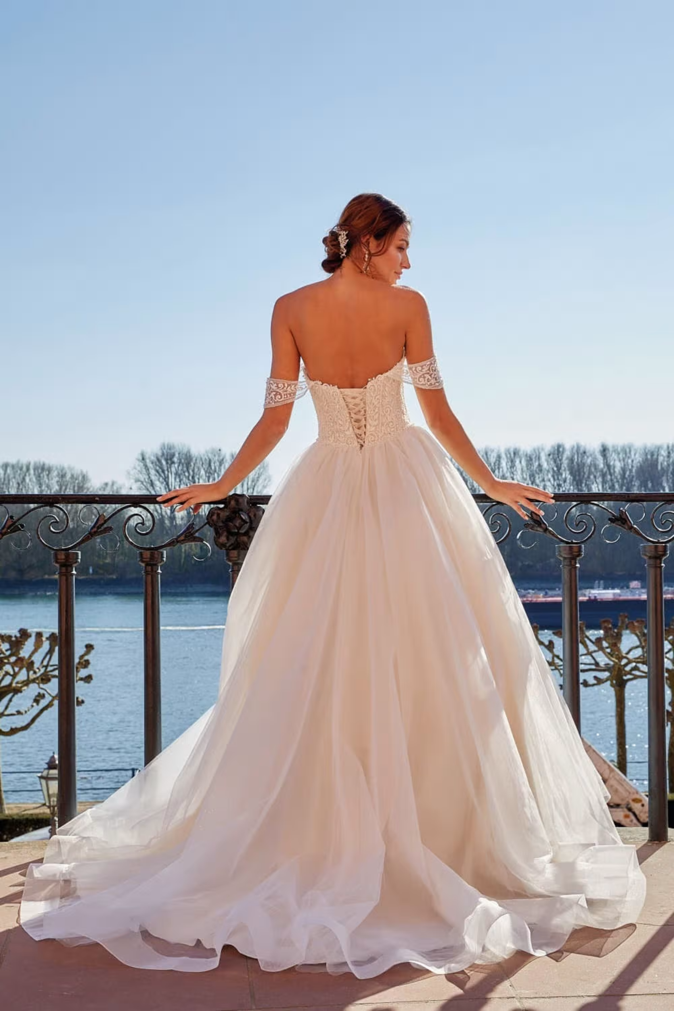 Brautkleid A-035 Rückenansicht offener Rücken Korsage