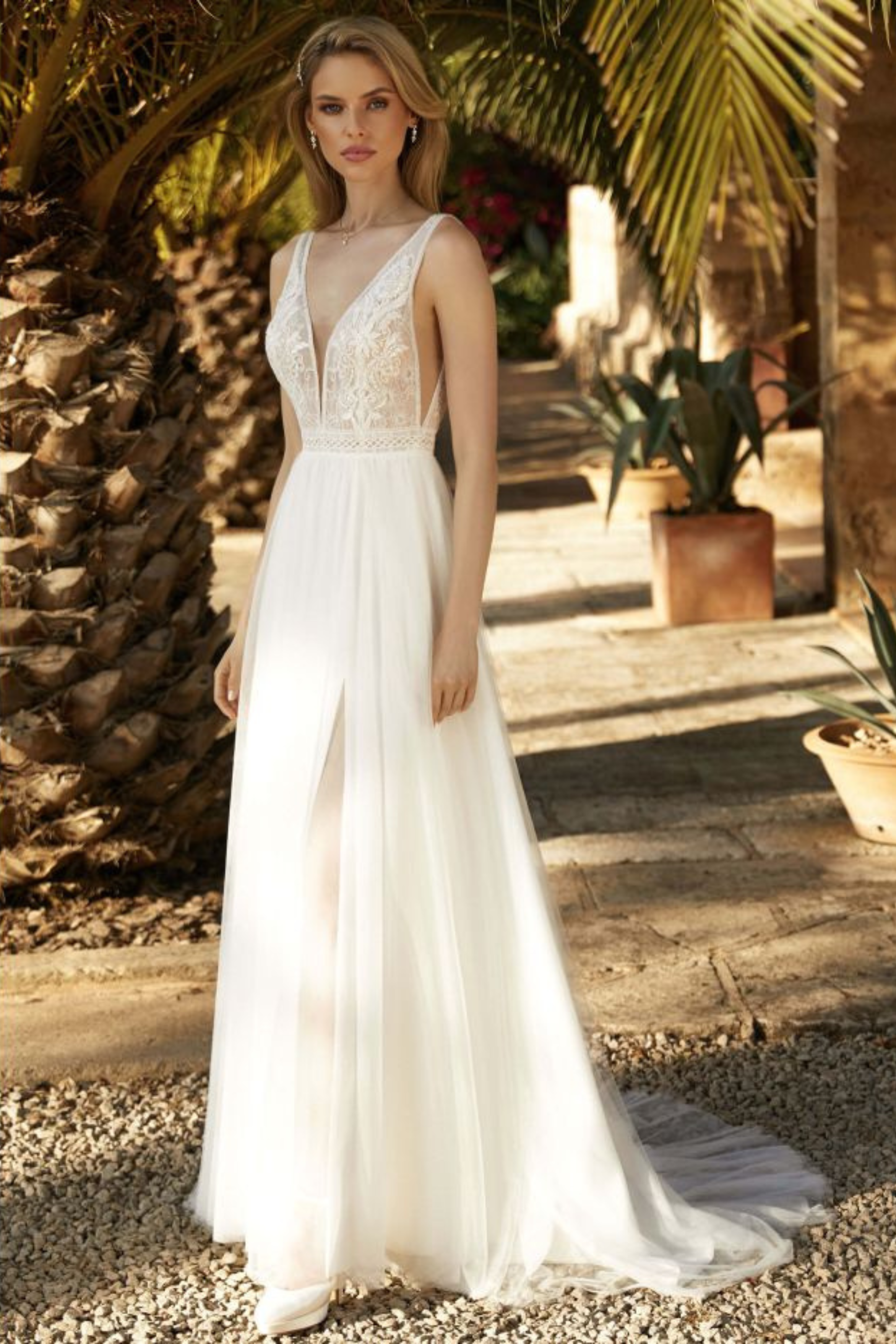 Brautkleid A-027 A-Linie V-Ausschnitt Spitze urbanes Ambiente