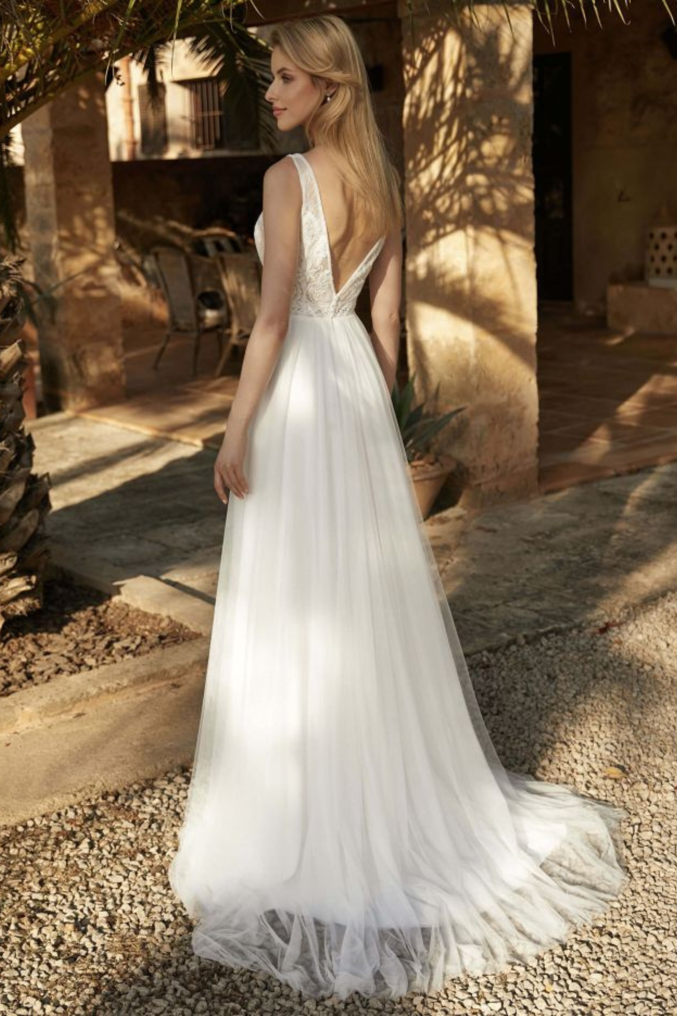 Brautkleid A-027 Rückenansicht tiefer Rücken Schleppe