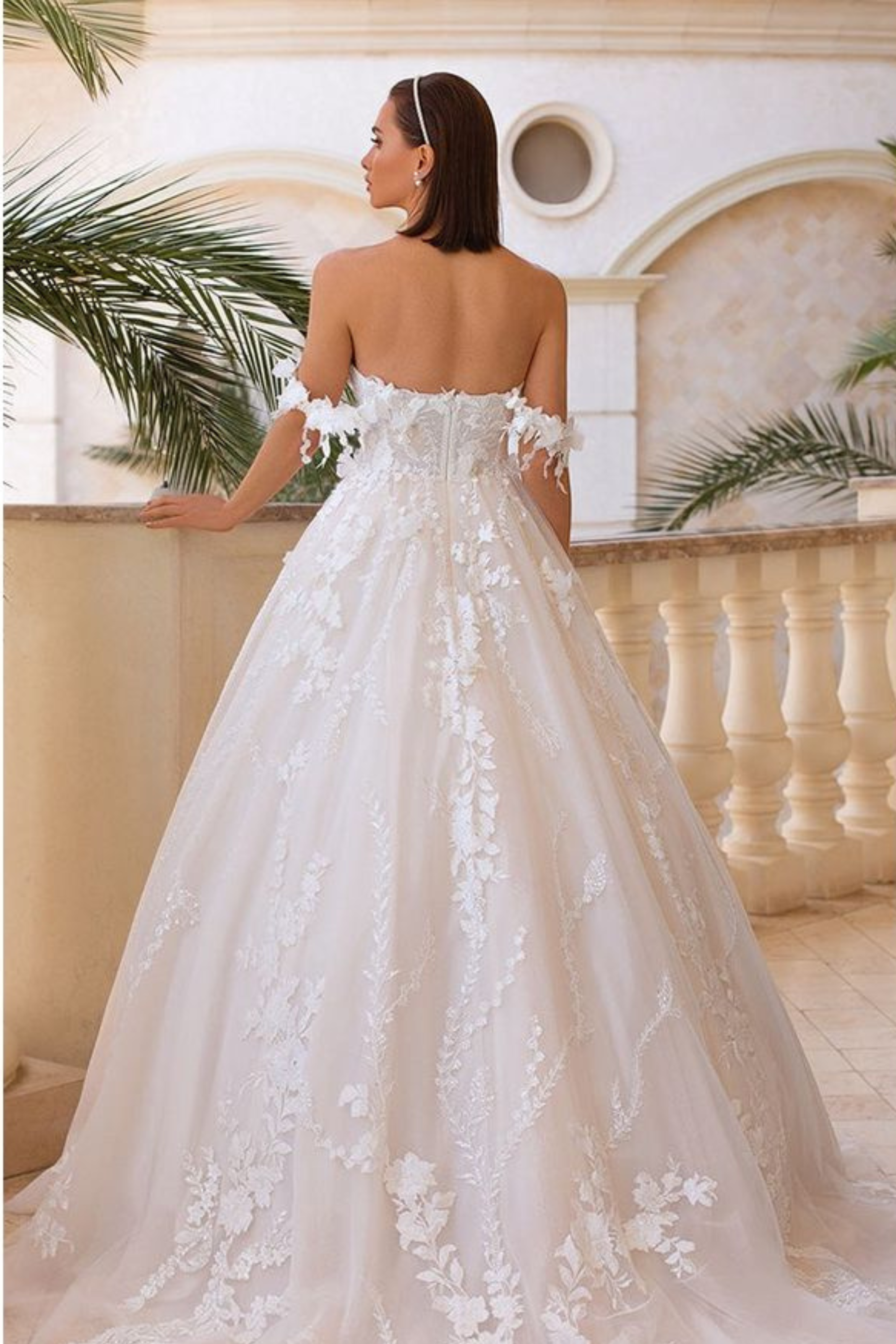 Brautkleid A-40 Rückenansicht lange Schleppe Spitze