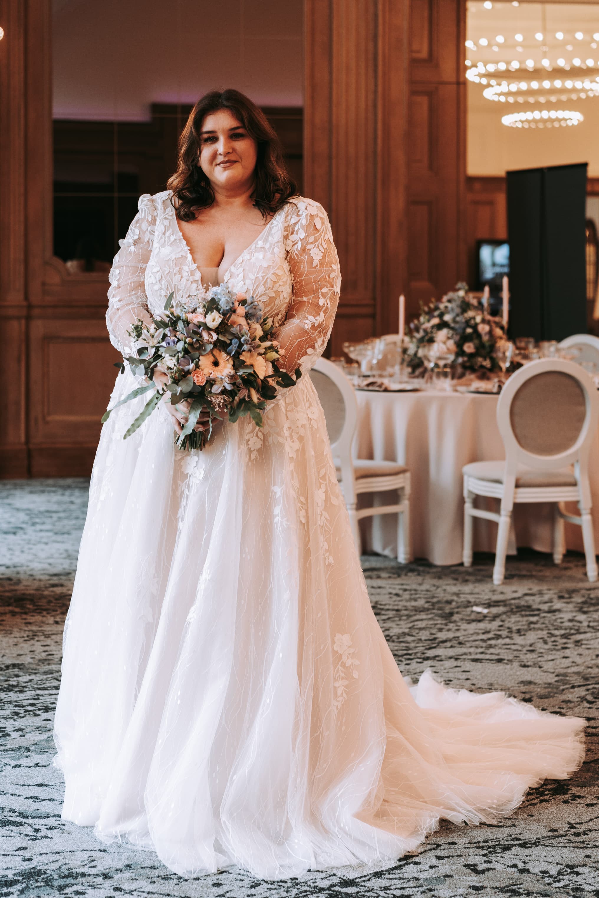 Brautkleid AK-AI Curvy A-Linie V-Ausschnitt Illusions-Ärmel