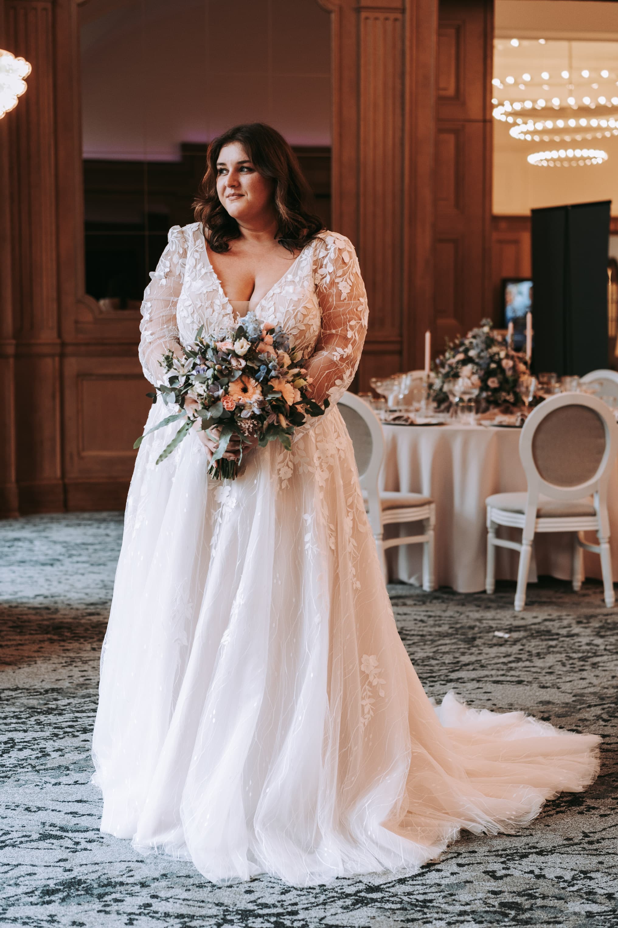 Curvy Braut AK-AI mit Brautstrauß