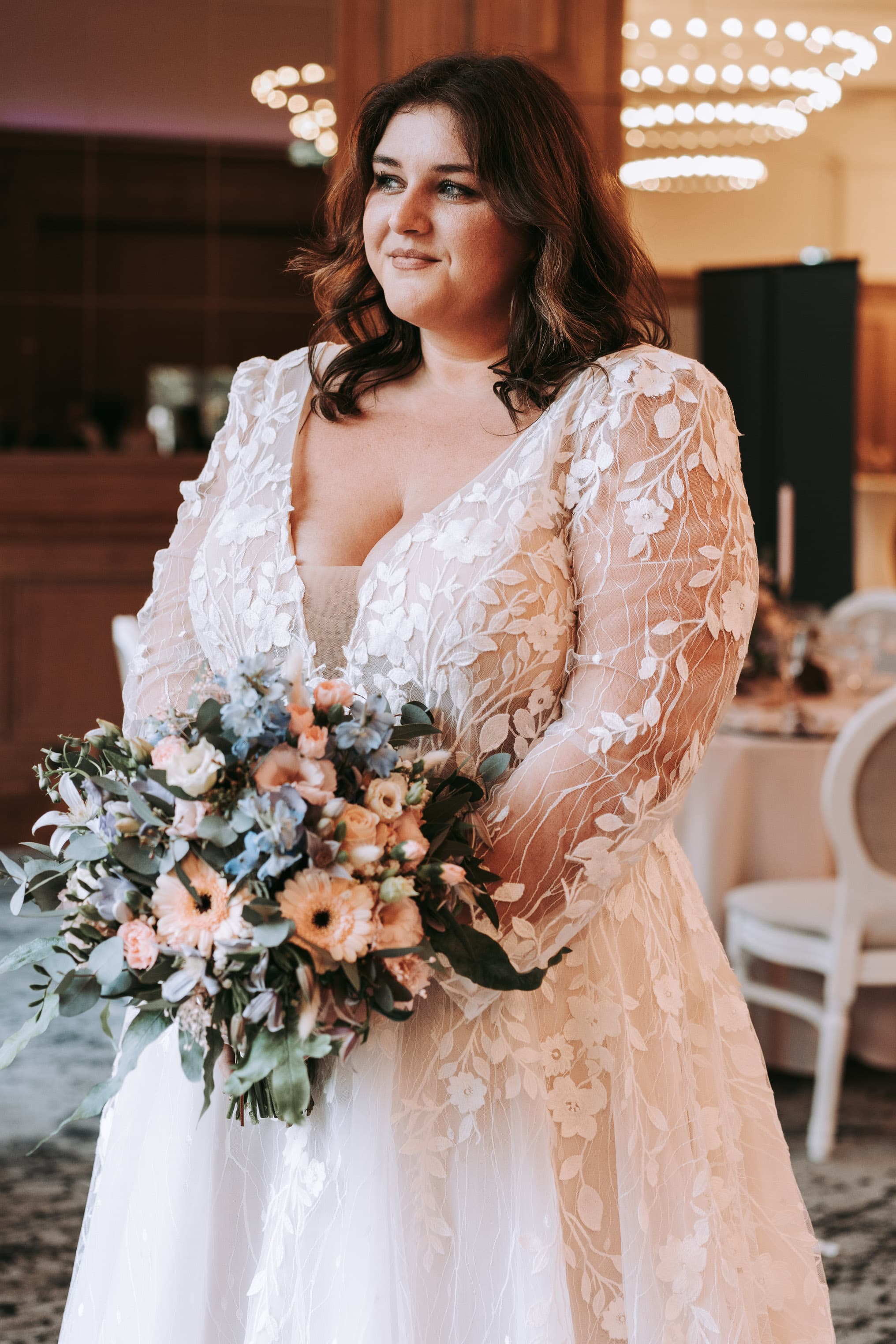 Nahaufnahme voluminöse Spitzenärmel Brautkleid AK-AI