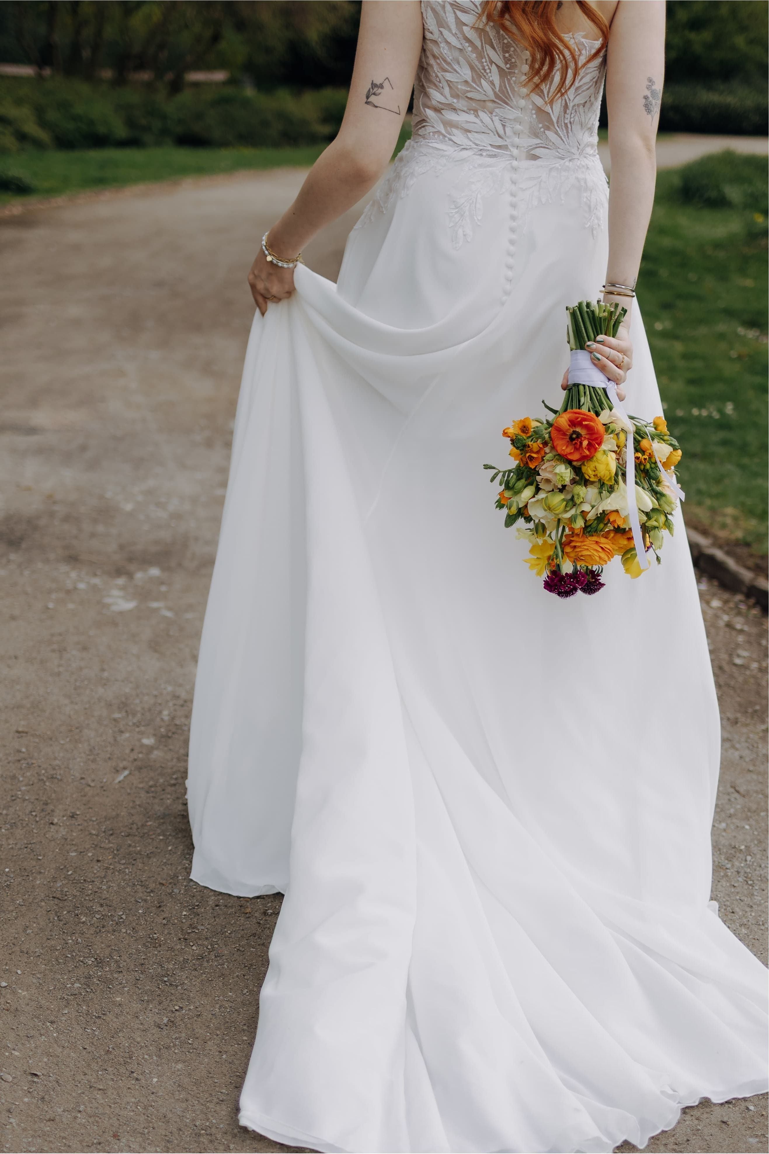 Brautkleid A-IN Rückenansicht tiefer Rücken mit Knöpfen