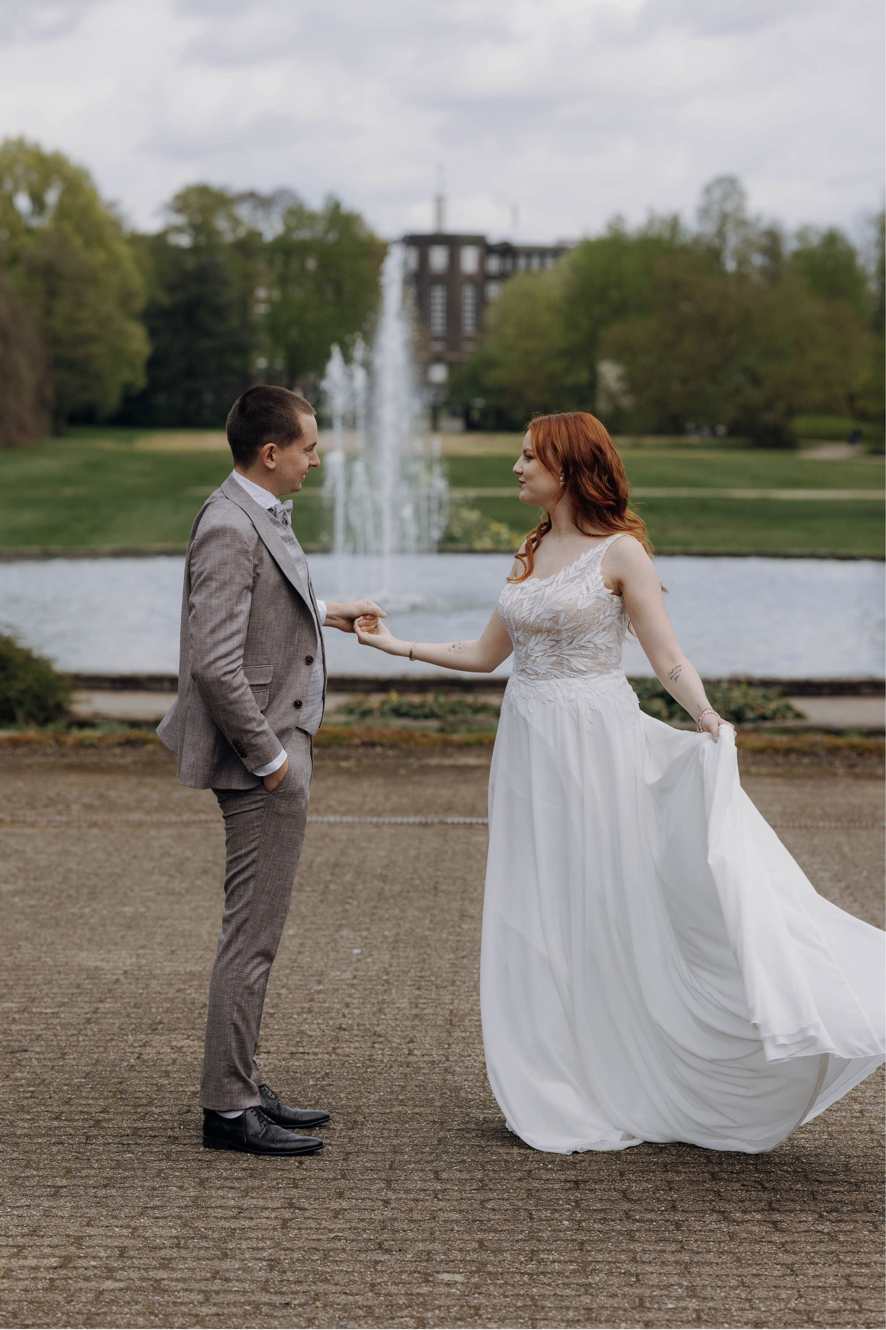 Brautpaar mit Brautkleid A-IN im Park