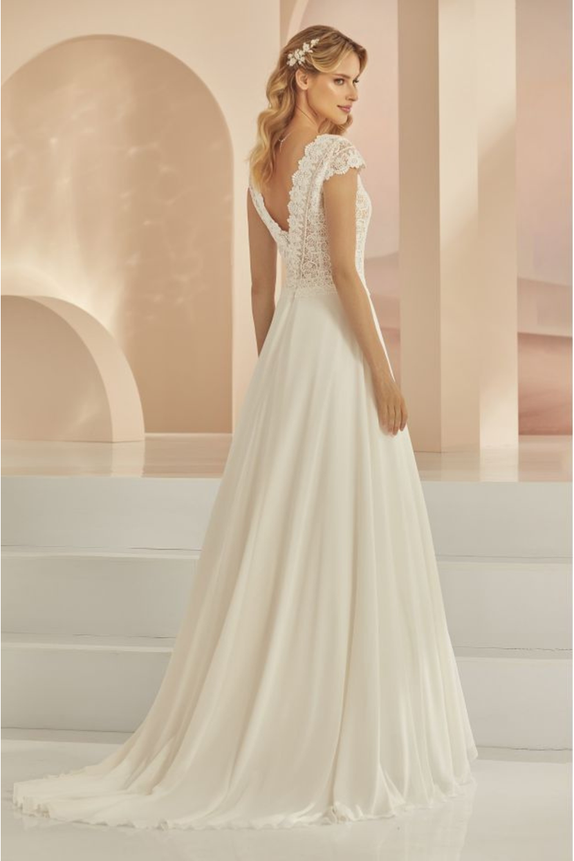 Brautkleid A-013 Clara Rückenansicht tiefer V-Rücken Spitze
