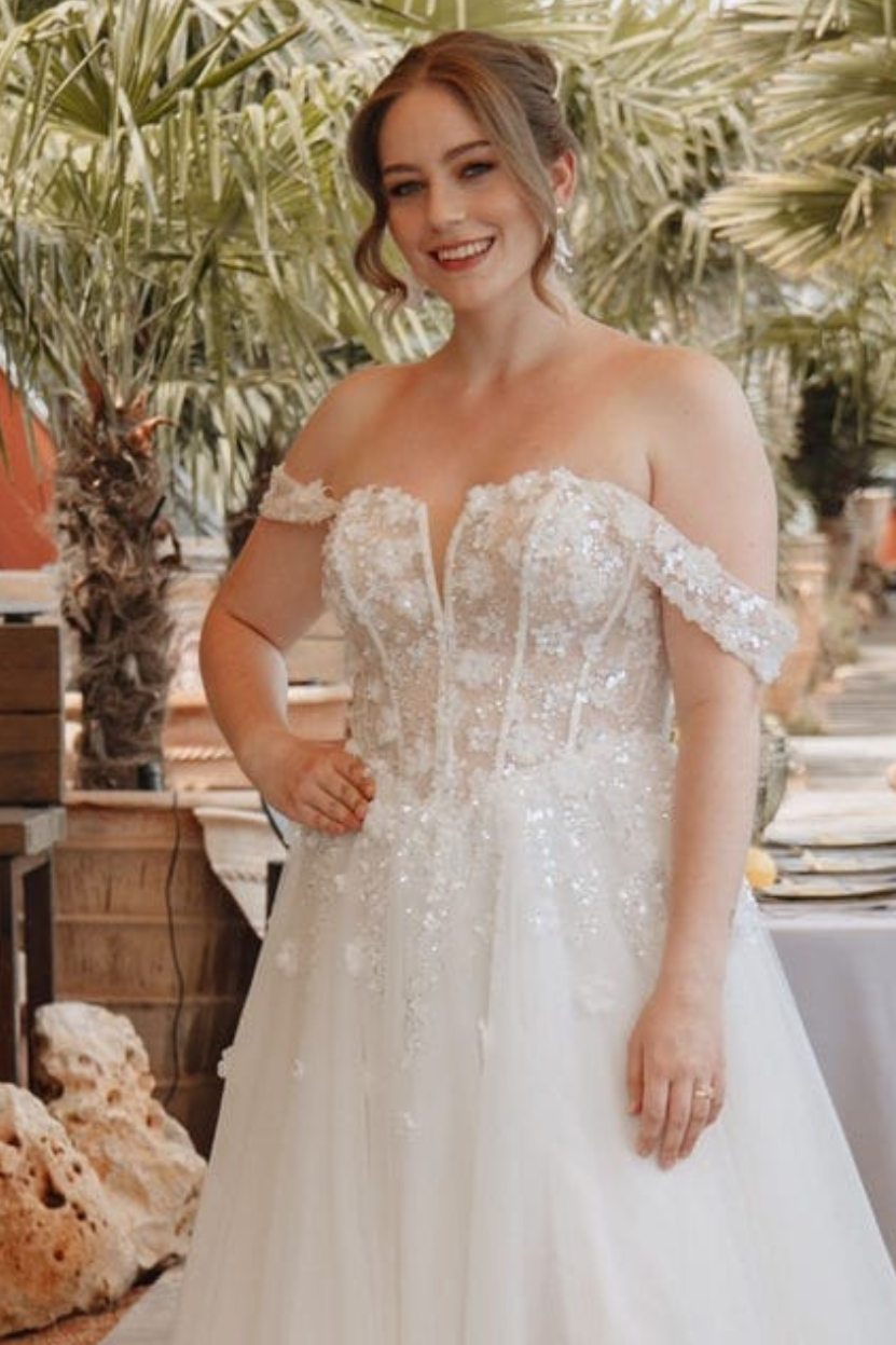 Brautkleid LEA mit Korsagen-Schnürung am Rücken Off-Shoulder Ärmel