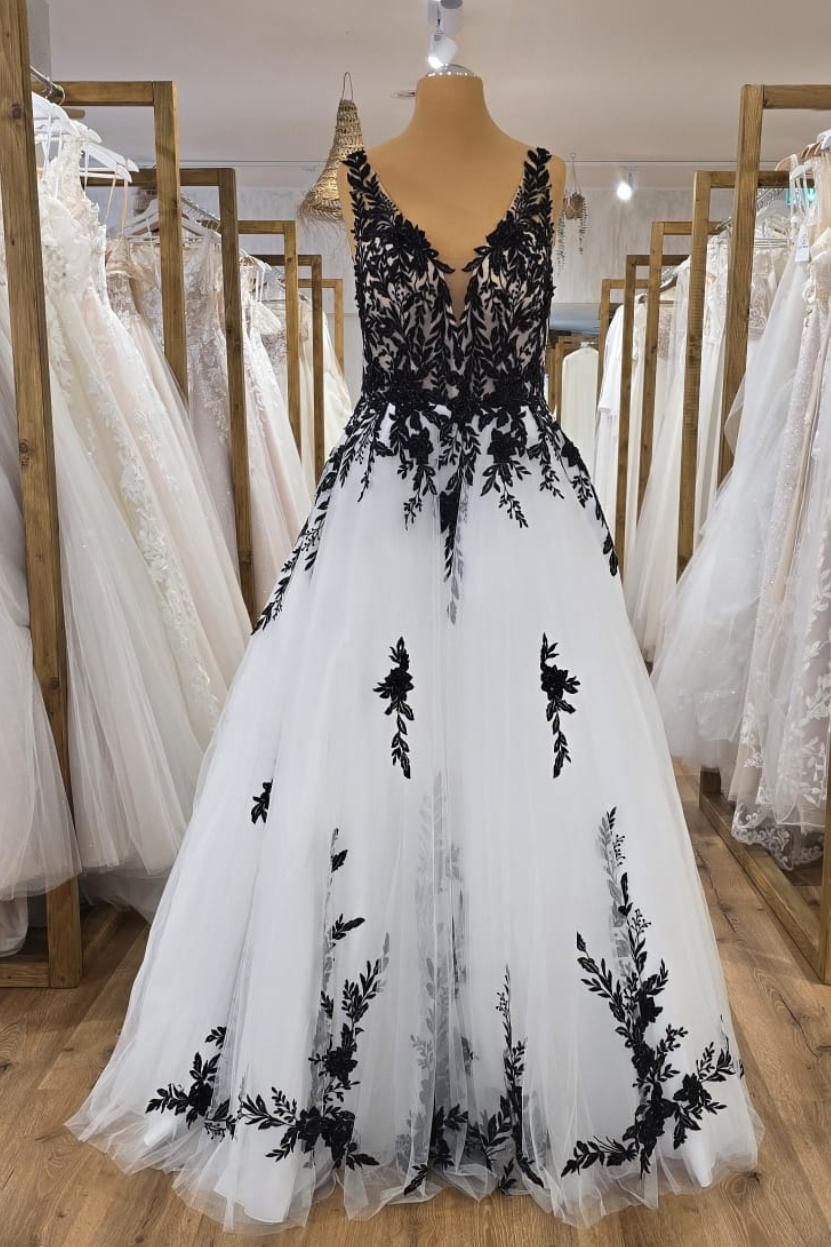 Brautkleid MIRIAM BLCK A-Linie schwarz-weiße Applikationen V-Ausschnitt