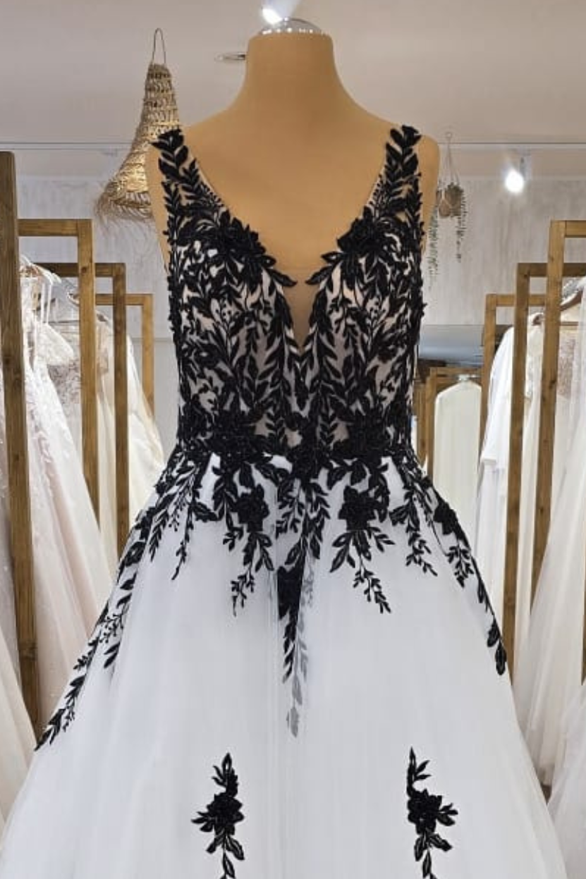 Nahaufnahme schwarze Applikationen Oberteil Brautkleid MIRIAM BLCK