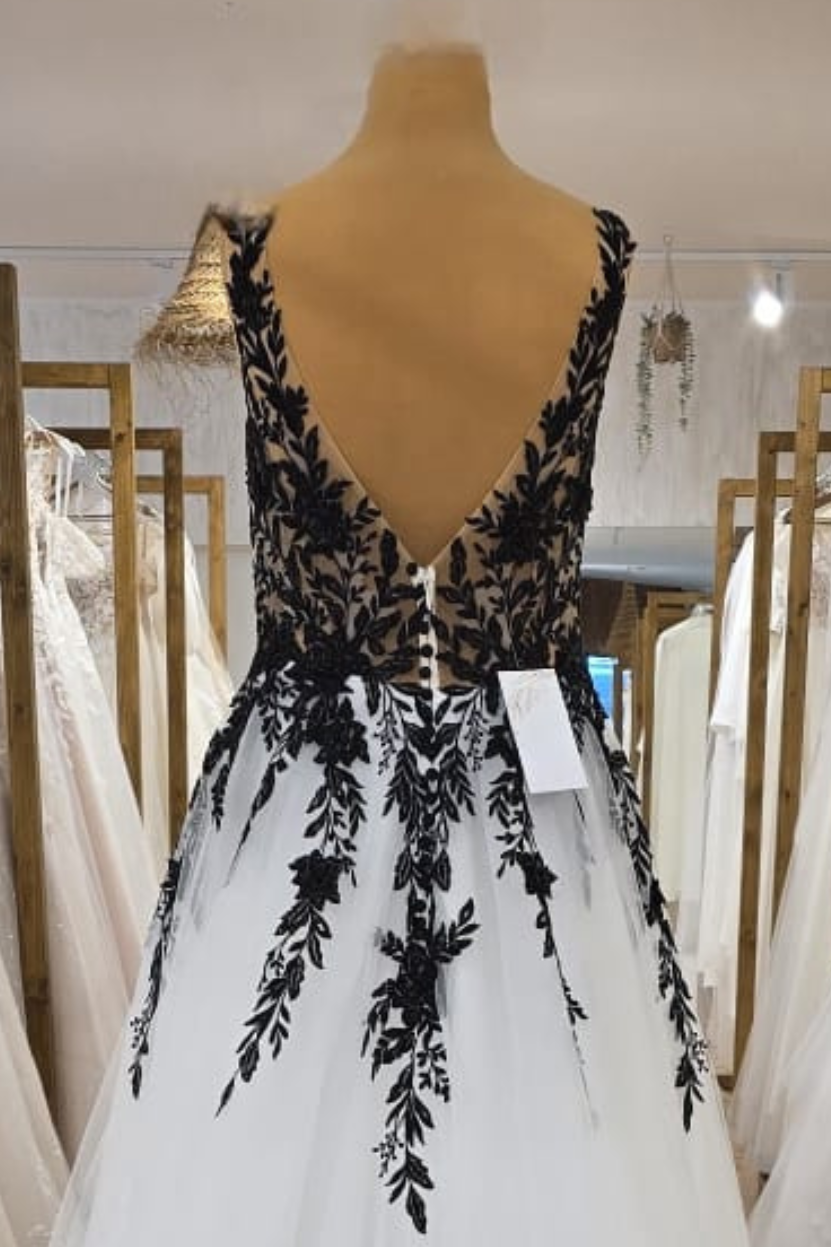 Nahaufnahme Rückansicht schwarze Applikationen Oberteil Brautkleid MIRIAM BLCK