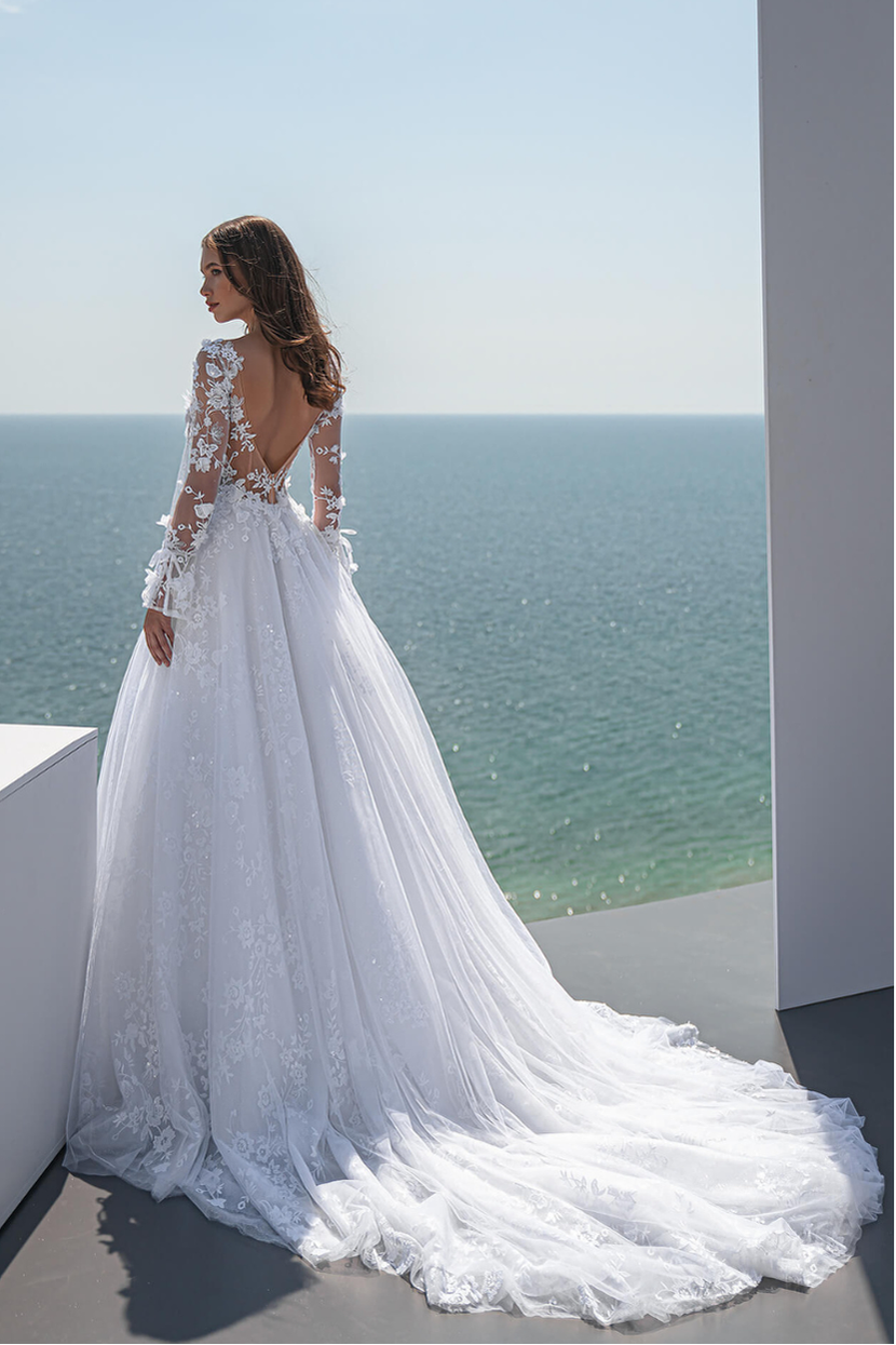 Brautkleid V-4-Verleih Rückenansicht tiefer V-Rücken Spitze am Meer