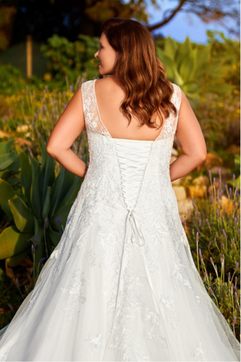 Brautkleid V-7-Verleih Curvy Rückenansicht V-Rücken Korsagen-Schnürung