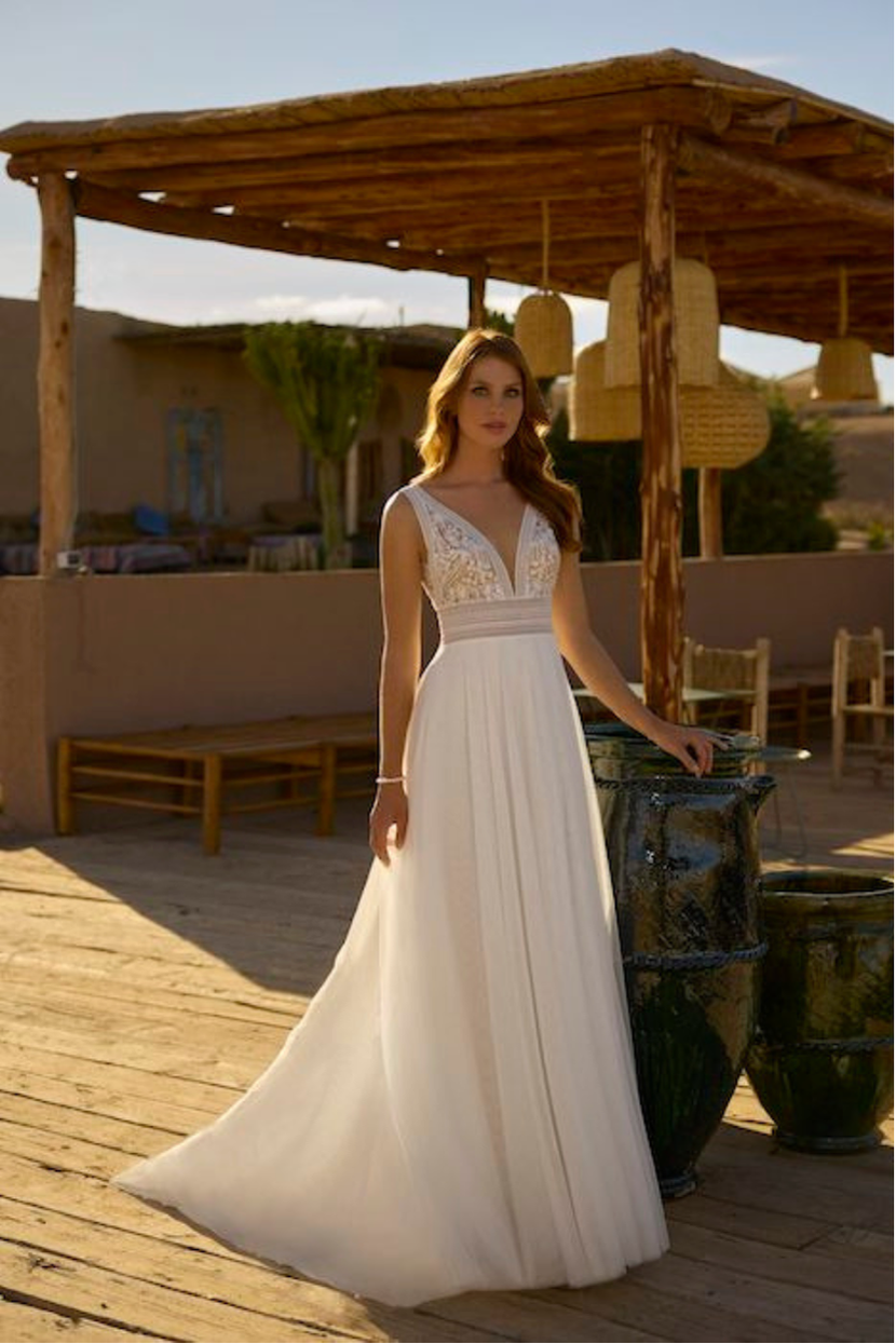Brautkleid CAITLYNN Boho V-Ausschnitt ärmellos Taillenband