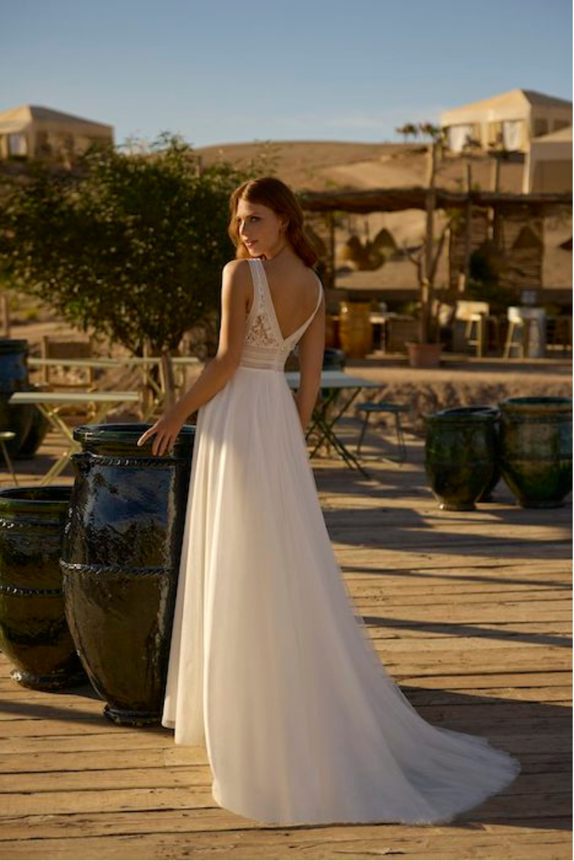 Brautkleid CAITLYNN Rückenansicht tiefer V-Rücken
