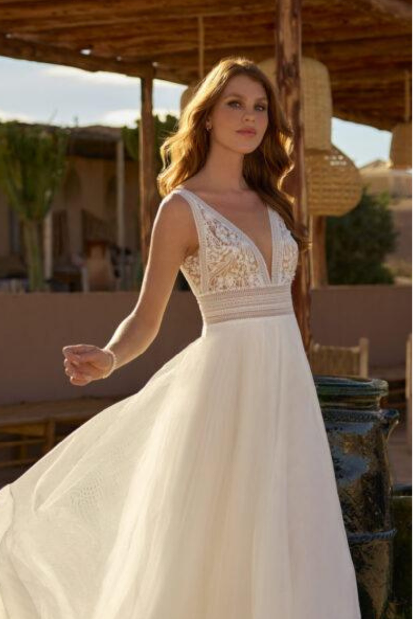 Brautkleid CAITLYNN A-Linie Spitze V-Ausschnitt am Tag