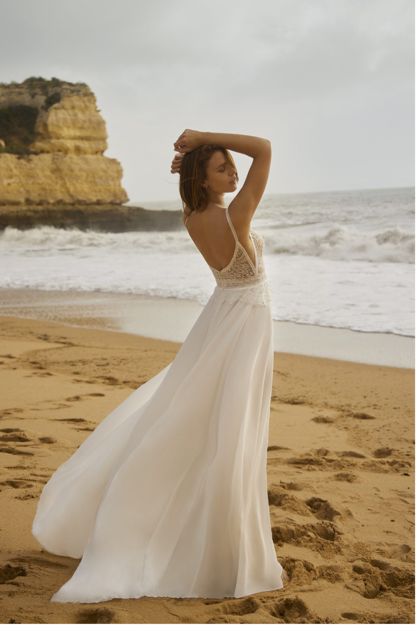 Brautkleid Chriss Rückenansicht tiefer V-Rücken am Strand