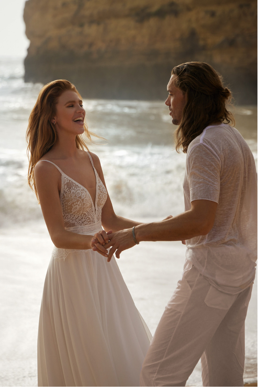 Brautkleid Chriss mit Brautpaar am Strand