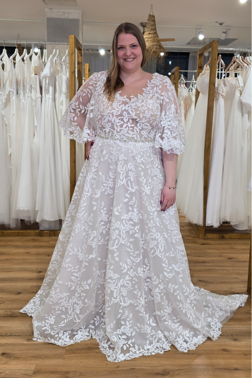 Curvy Brautkleid AJA-NA A-Linie mit floraler Spitze weiten Ärmeln und Gürtel mit Glitzersteinen Susannas Brautmode