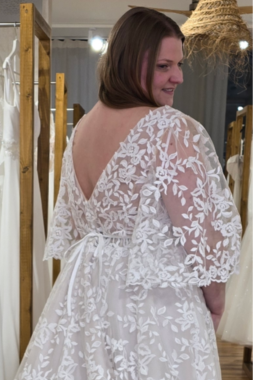 Rückenansicht Brautkleid AJA-NA Curvy tiefer V-Rücken und Bindeband mit floraler Spitze