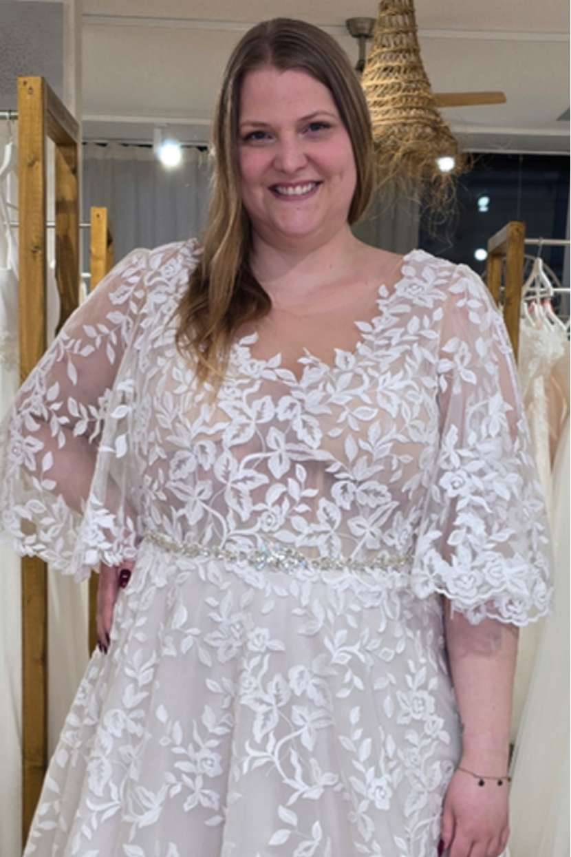 Nahaufnahme Curvy Brautkleid AJA-NA Oberteil transparente Spitze weite Ärmel und glitzernder Gürtel