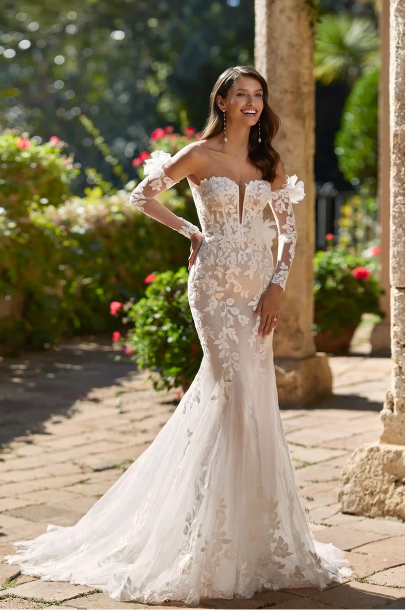 Brautkleid DILETA, Fit and Flare, lange Ärmel, tiefer V-Ausschnitt, Spitze.