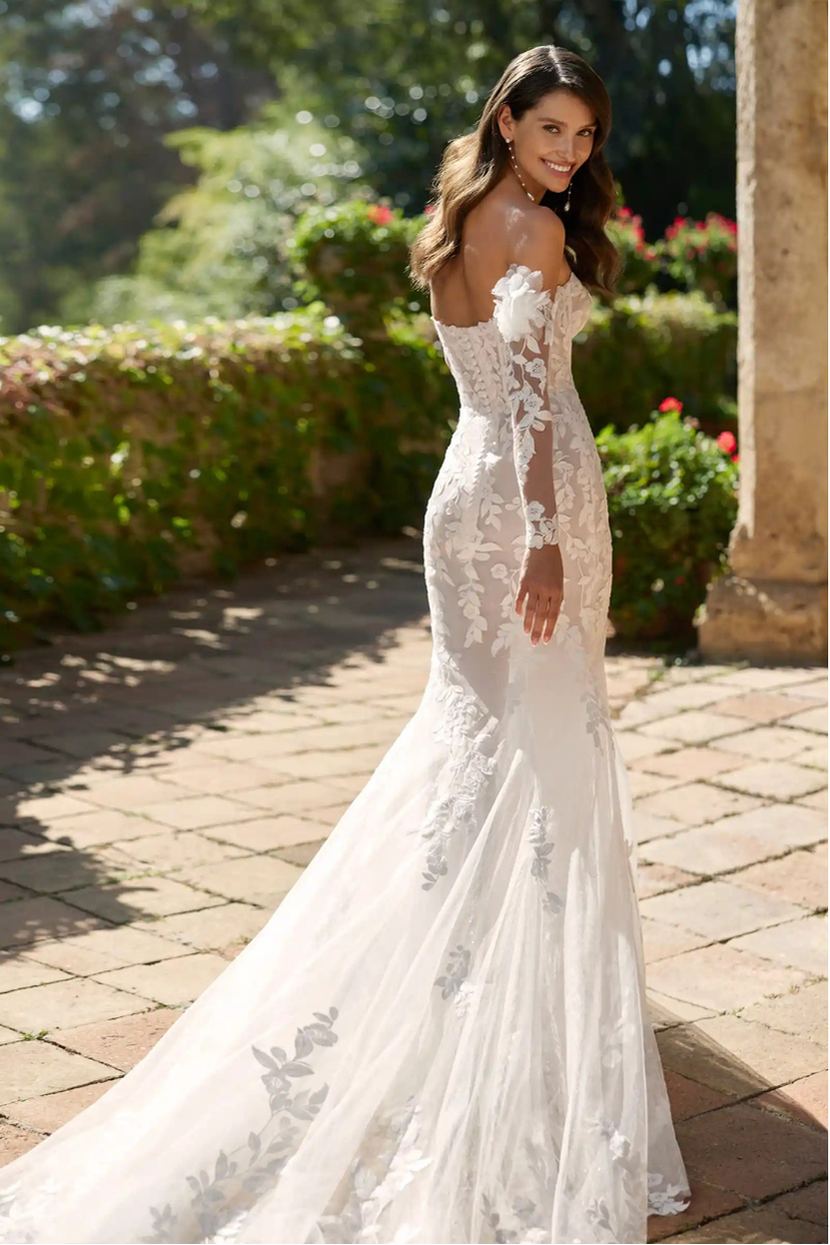 Brautkleid DILETA, Fit and Flare, lange Ärmel, seitliche Ansicht, Spitze.