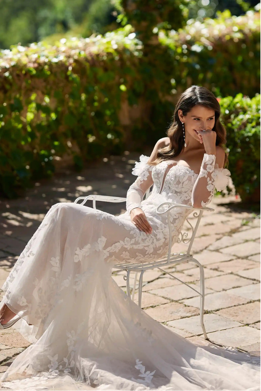 Brautkleid DILETA, Fit and Flare, lange Ärmel, sitzend im Garten.