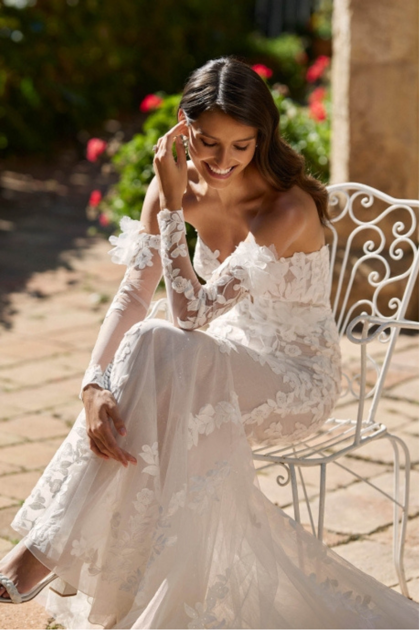 Brautkleid DILETA, off-shoulder, lange Ärmel, Detail Spitze, sitzend.