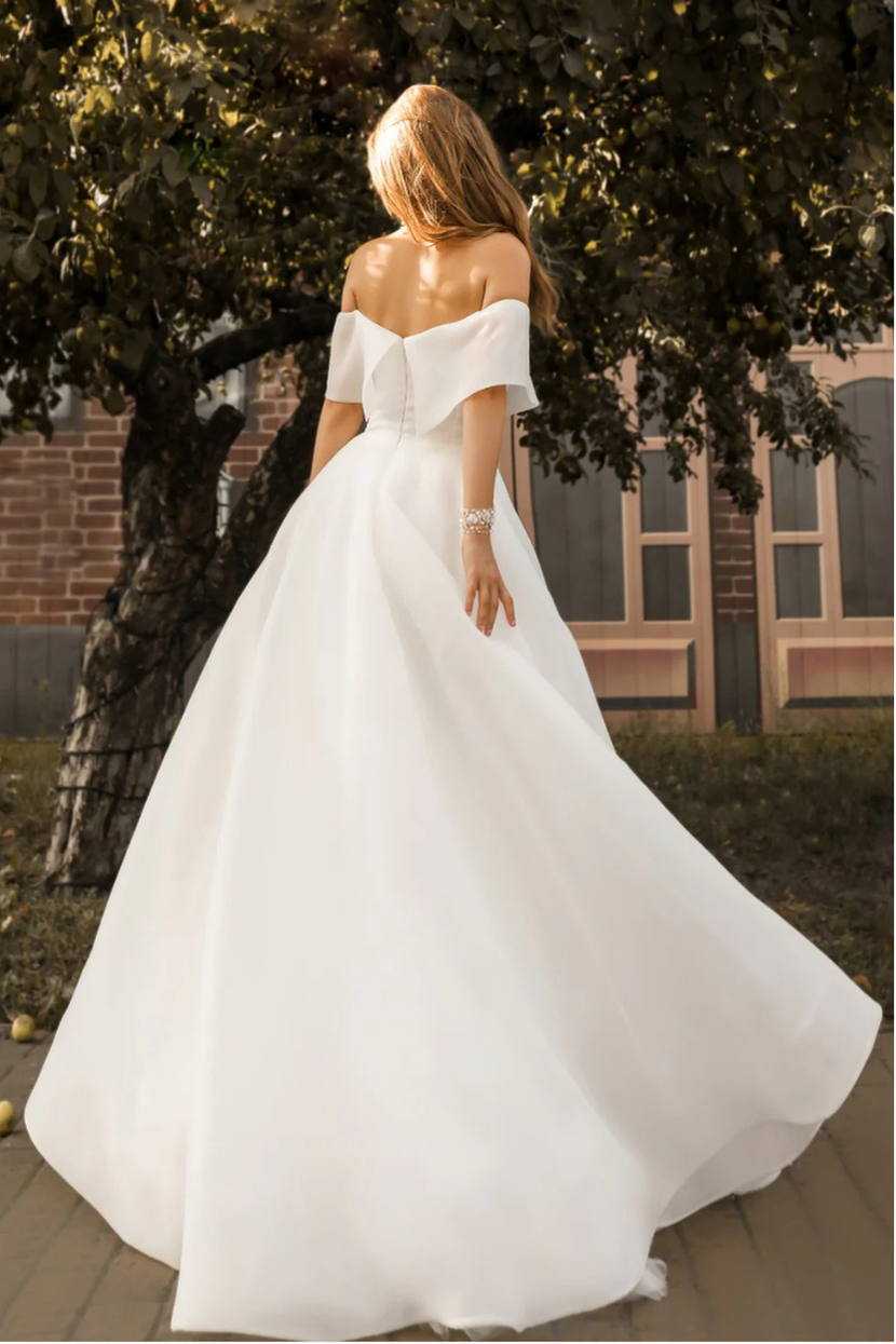 Brautkleid FEDER Rückenansicht tiefer V-Rücken Knöpfe