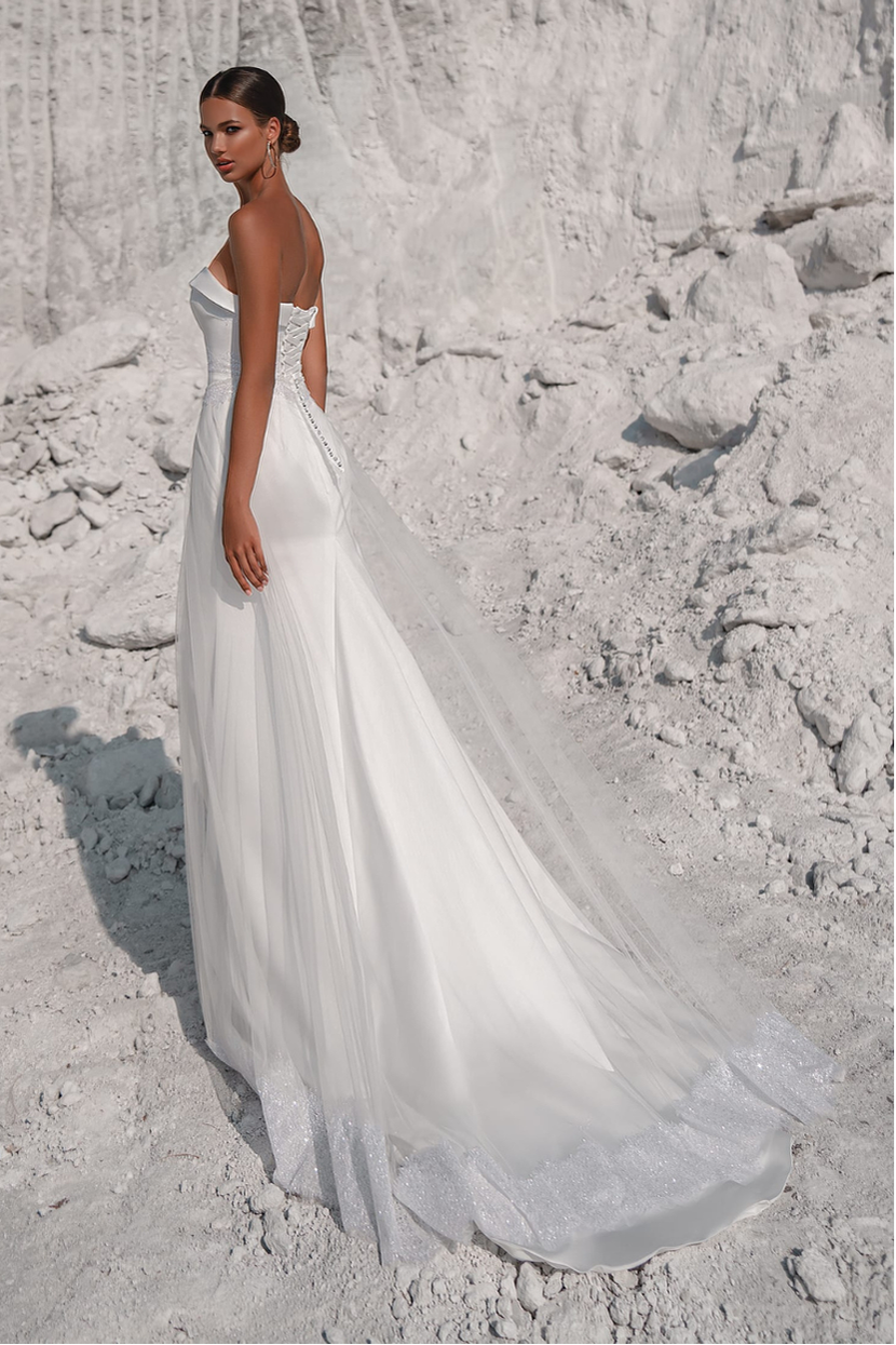 Brautkleid FF-002, Fit and Flare, tiefer Rückenausschnitt, Schleppe.