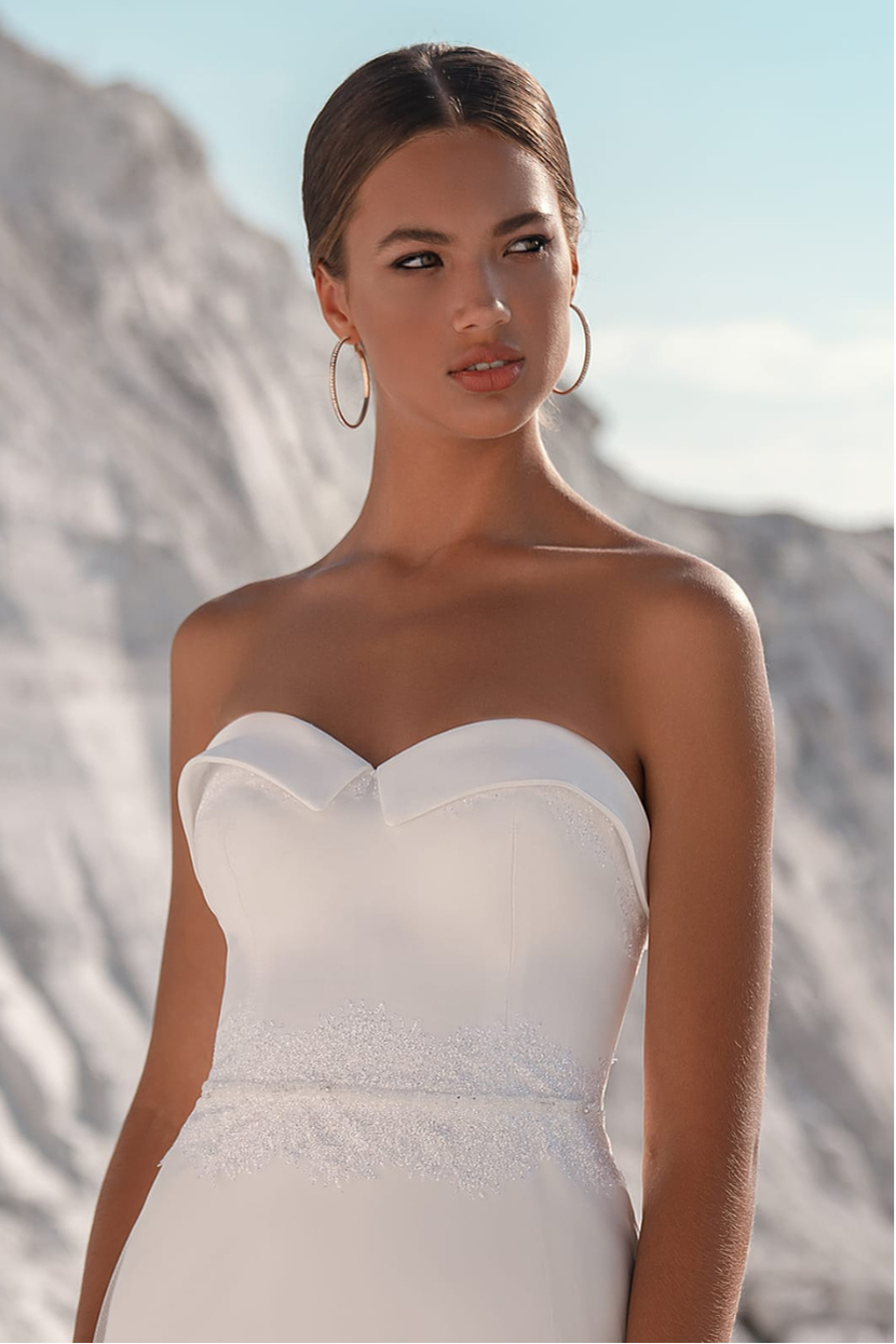 Brautkleid FF-002, Fit and Flare, Oberteil, Detail Spitze V-Ausschnitt.