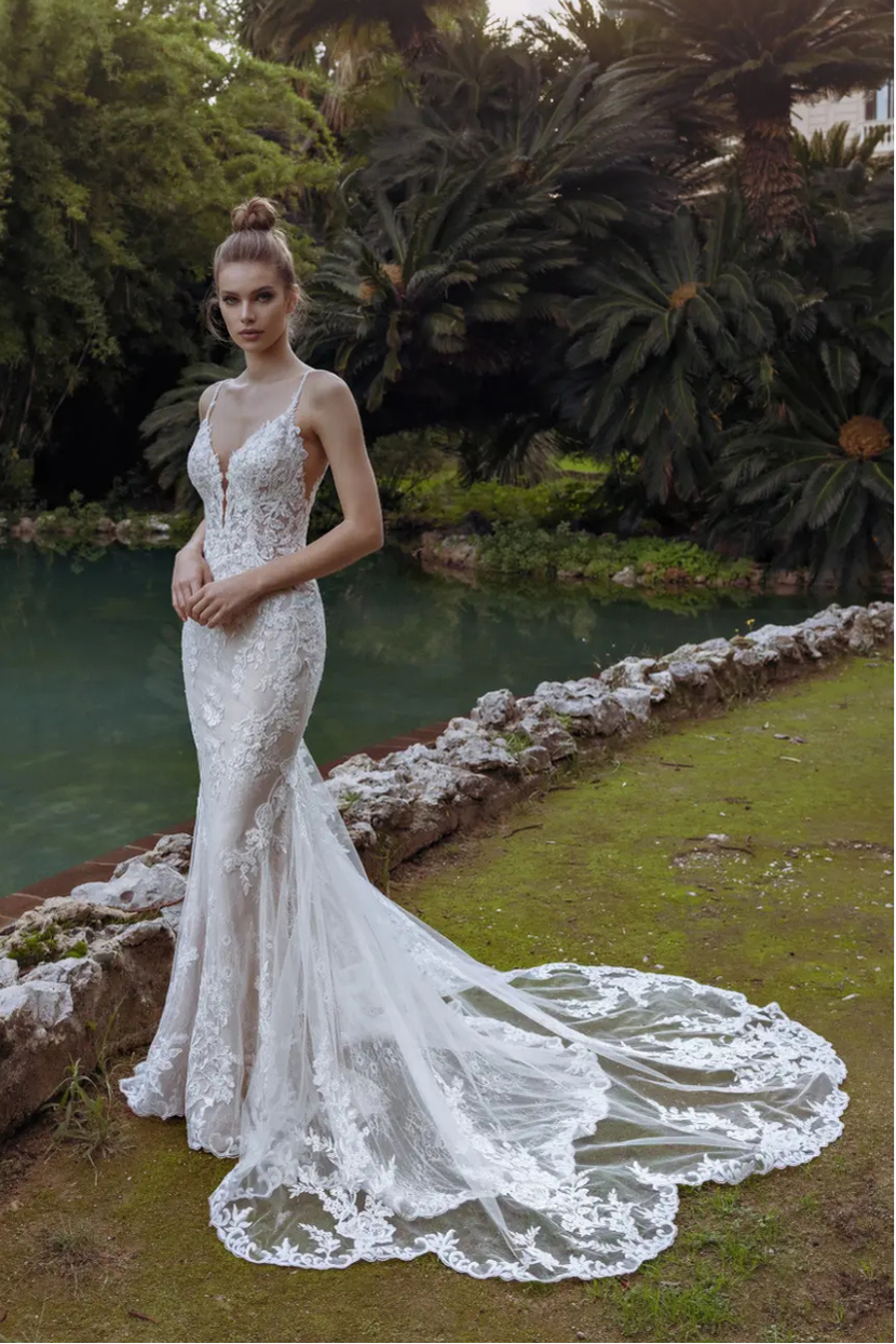 Brautkleid FF-014 Fit & Flare V-Ausschnitt Illusions-Spitze im Freien