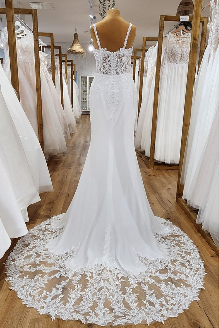 Rückenansicht Brautkleid KI-M mit tiefer Knopfleiste und runder, floraler Spitzenschleppe