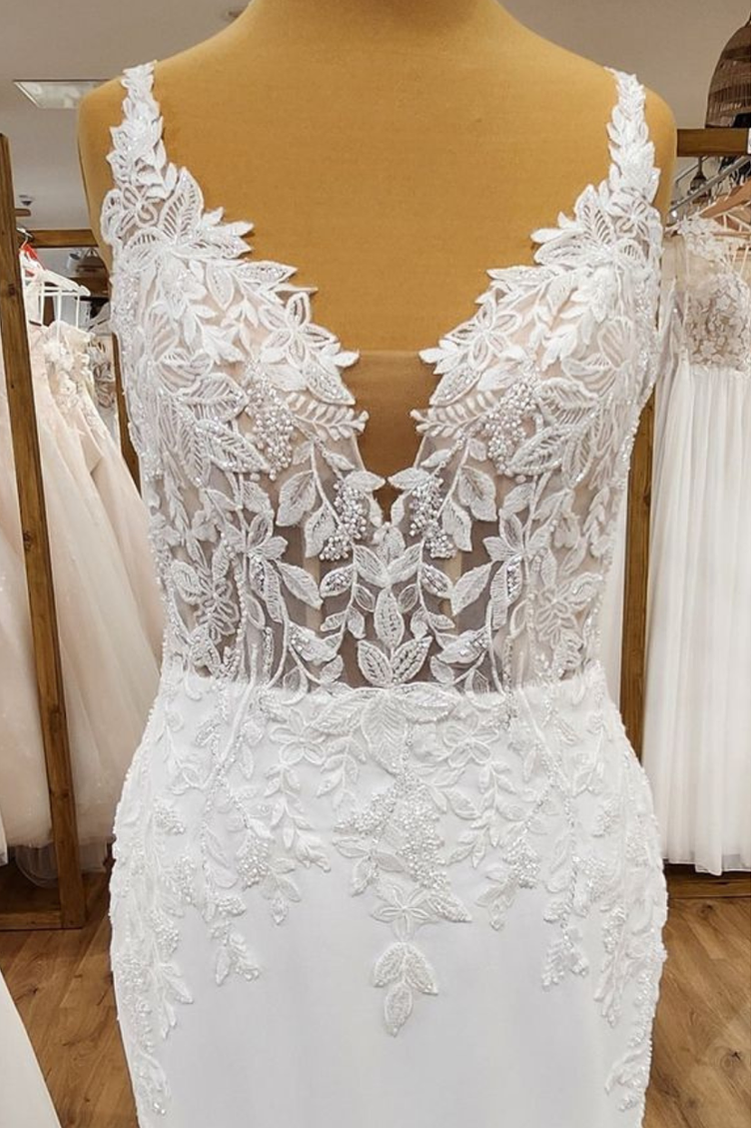 Nahaufnahme Oberteil Brautkleid KI-M tiefer V-Ausschnitt mit Illusion-Spitze und Perlenstickereien