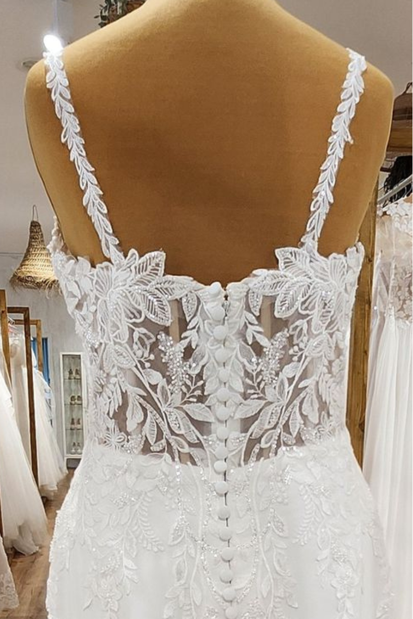 Rückendetail Brautkleid KI-M Illusion-Rücken mit Knöpfen und Trägern aus floraler Spitze