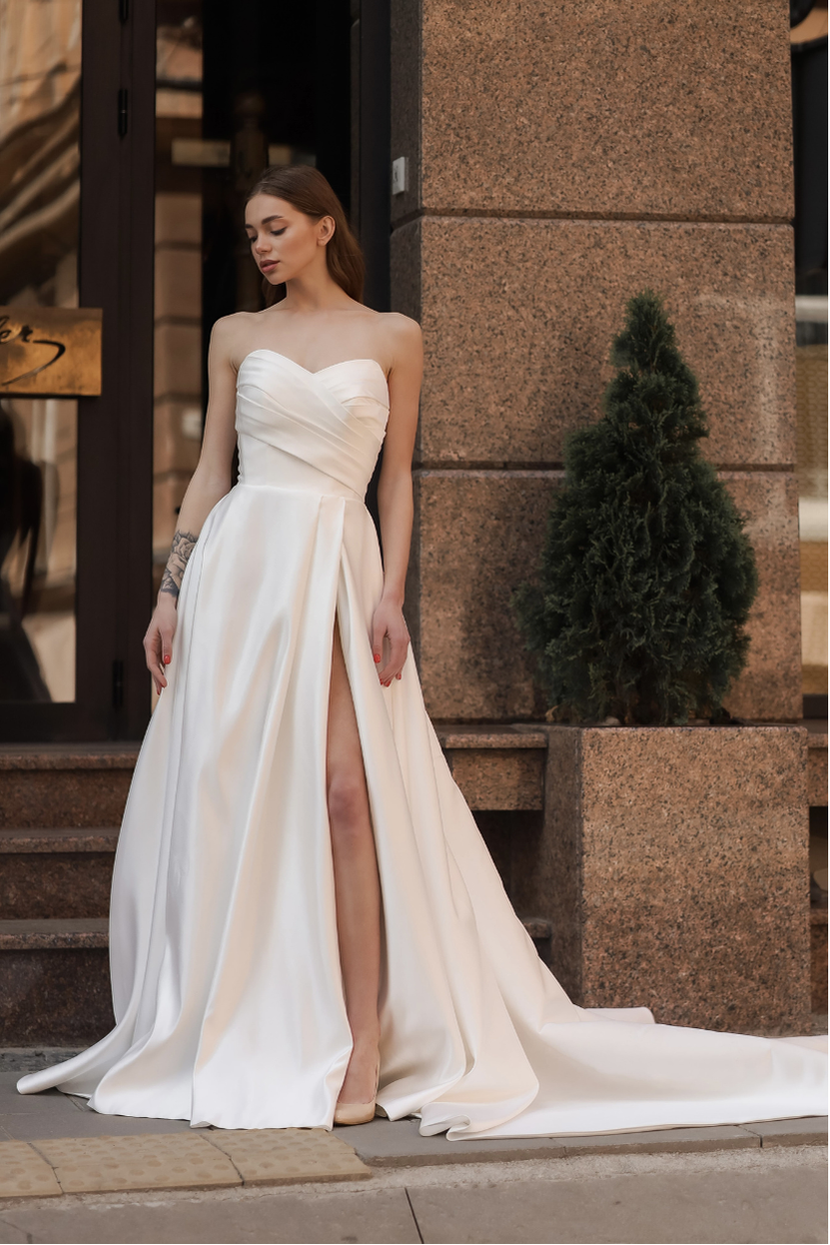Brautkleid LINA A-Linie Satin trägerlos hoher Schlitz