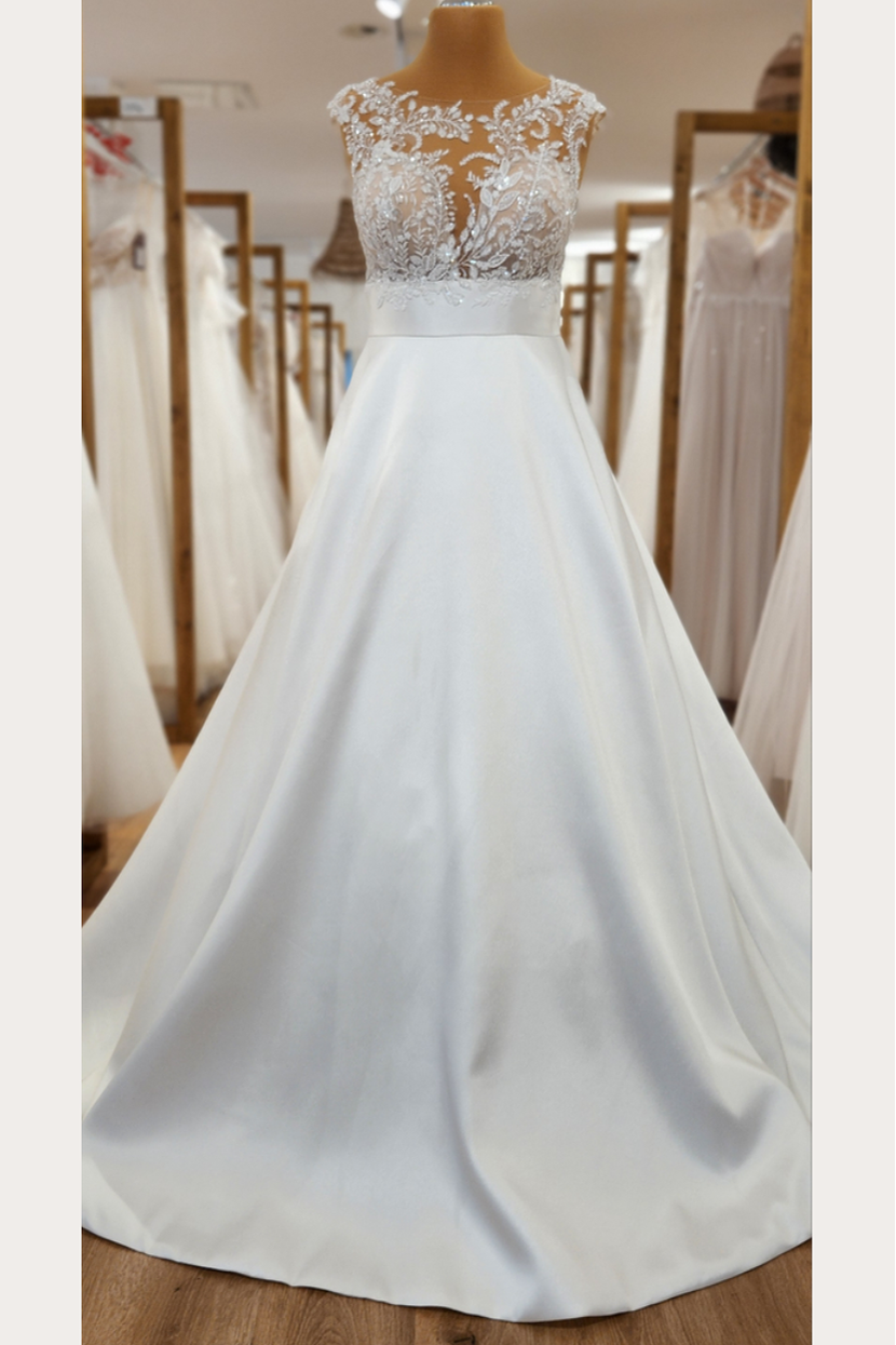 Elegantes Brautkleid MART-HA mit Spitzenoberteil A-Linie und schlichtem Satinrock Susannas Brautmode