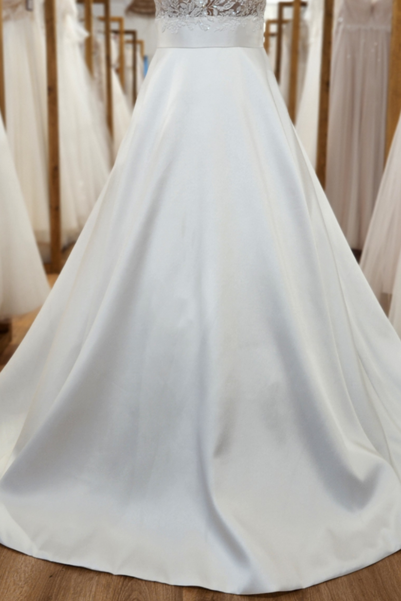 Detailaufnahme fließender Satinrock des Brautkleids MART-HA klassische A-Linie