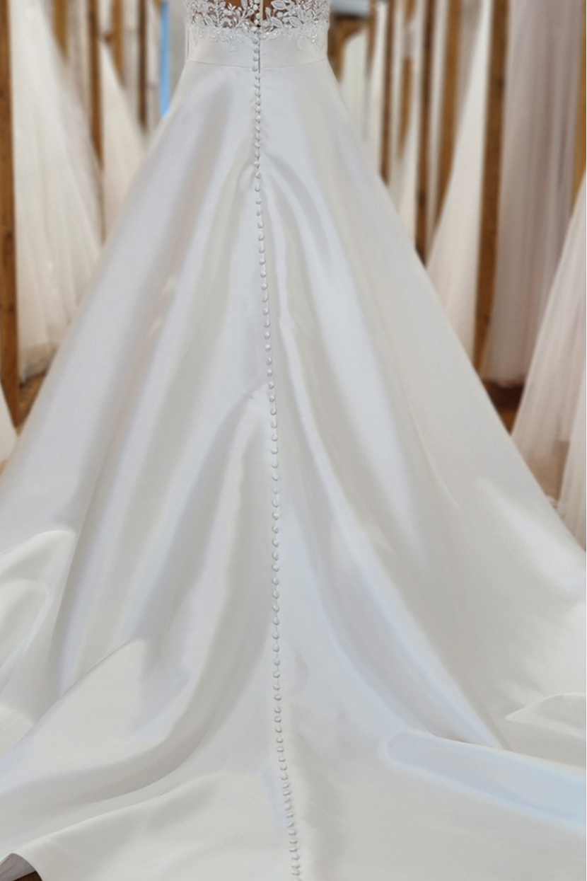 Rückenansicht Brautkleid MART-HA mit Satinrock und Knopfleiste bis zum Saum