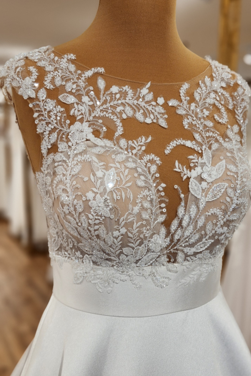 Nahaufnahme Oberteil Brautkleid MART-HA filigrane Spitze mit floralen Mustern und Pailletten